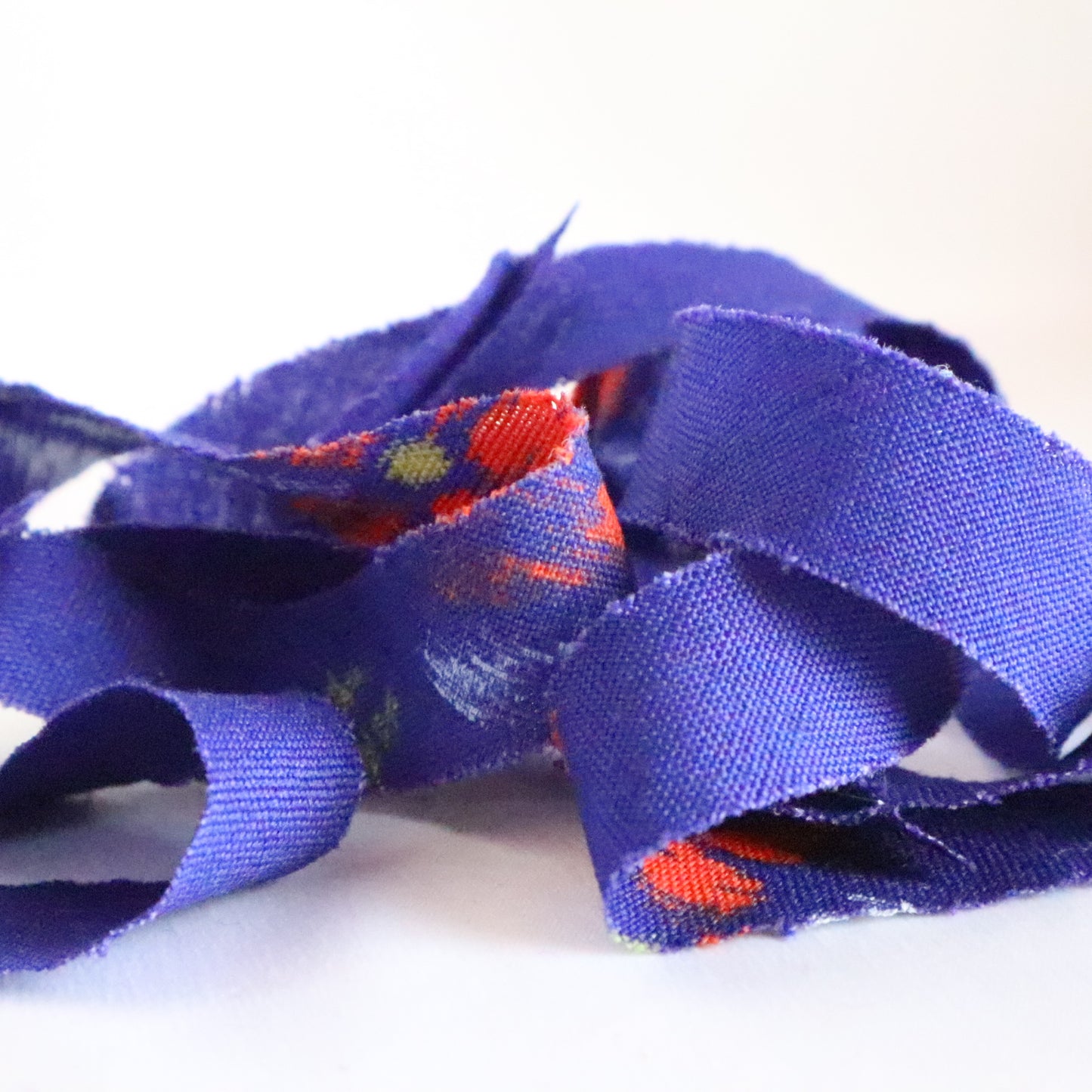 Colorful floral pattern in ultramarine/wool (Y02311024)
