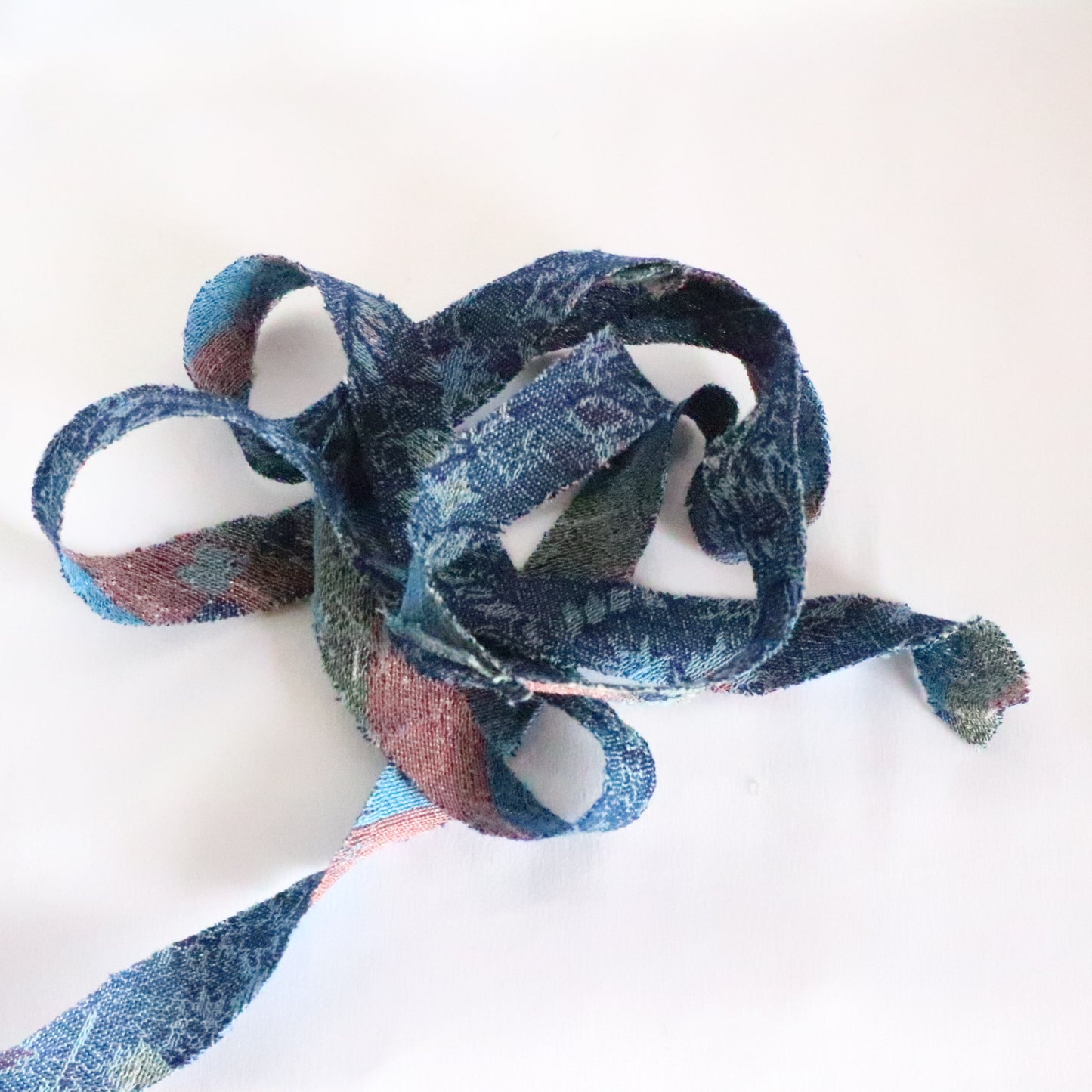 Indigo with floral pattern and wool (Y02311034)