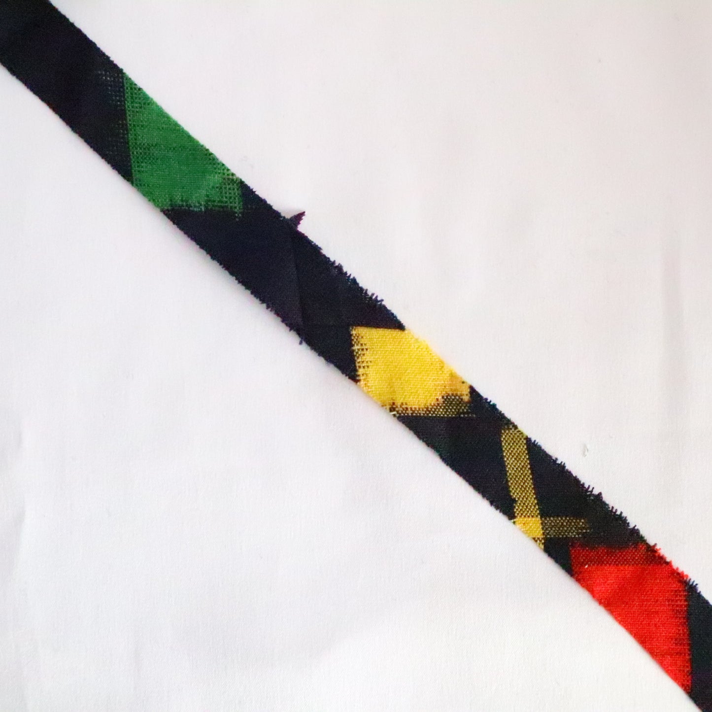 Colorful geometric pattern in navy blue (Y02311037)