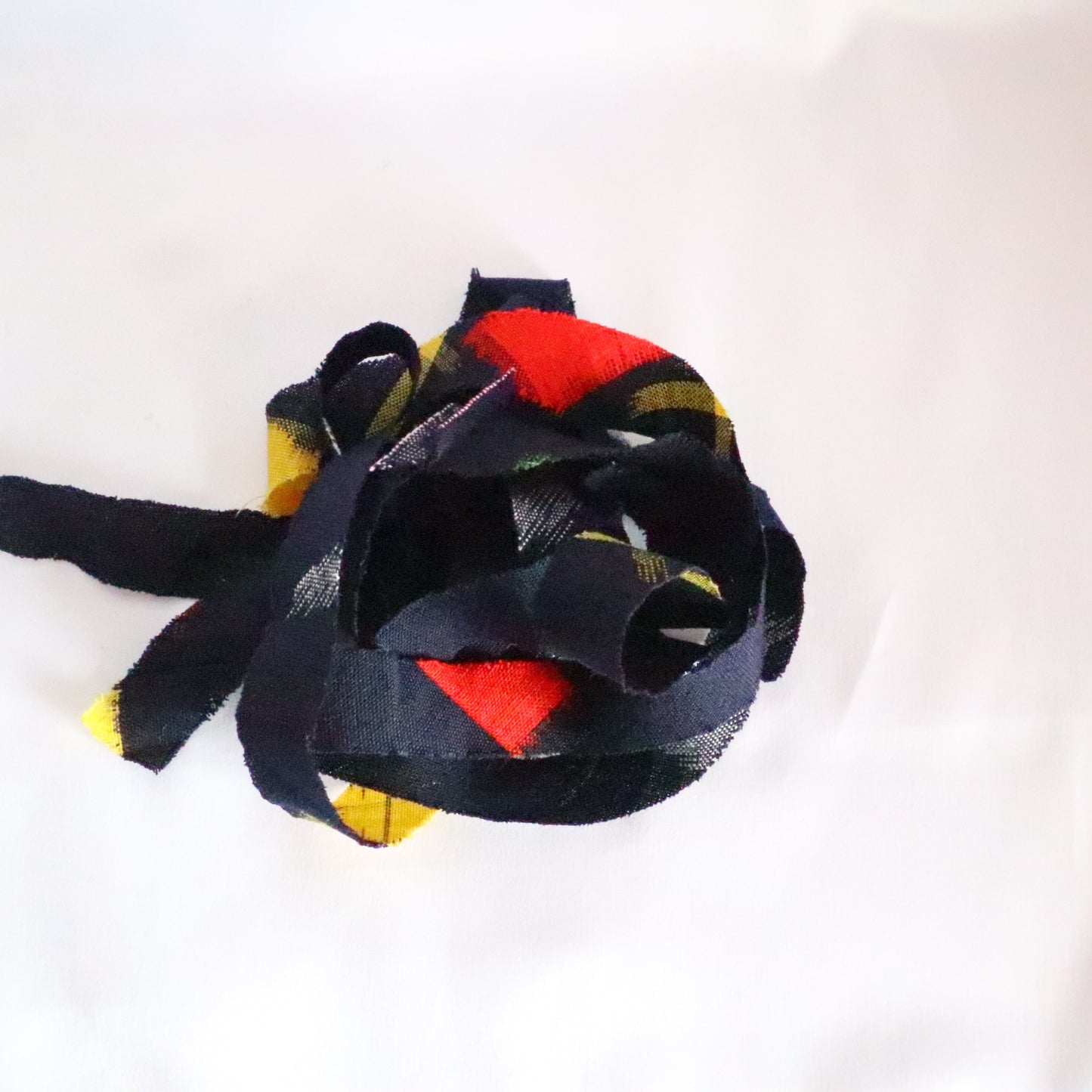 Colorful geometric pattern in navy blue (Y02311037)