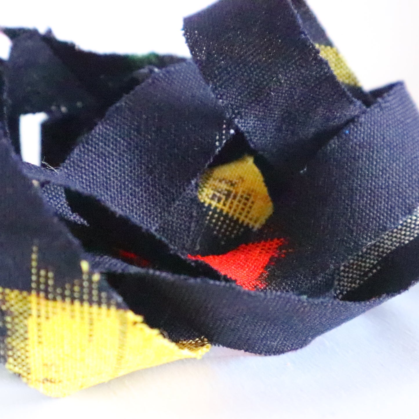 Colorful geometric pattern in navy blue (Y02311037)