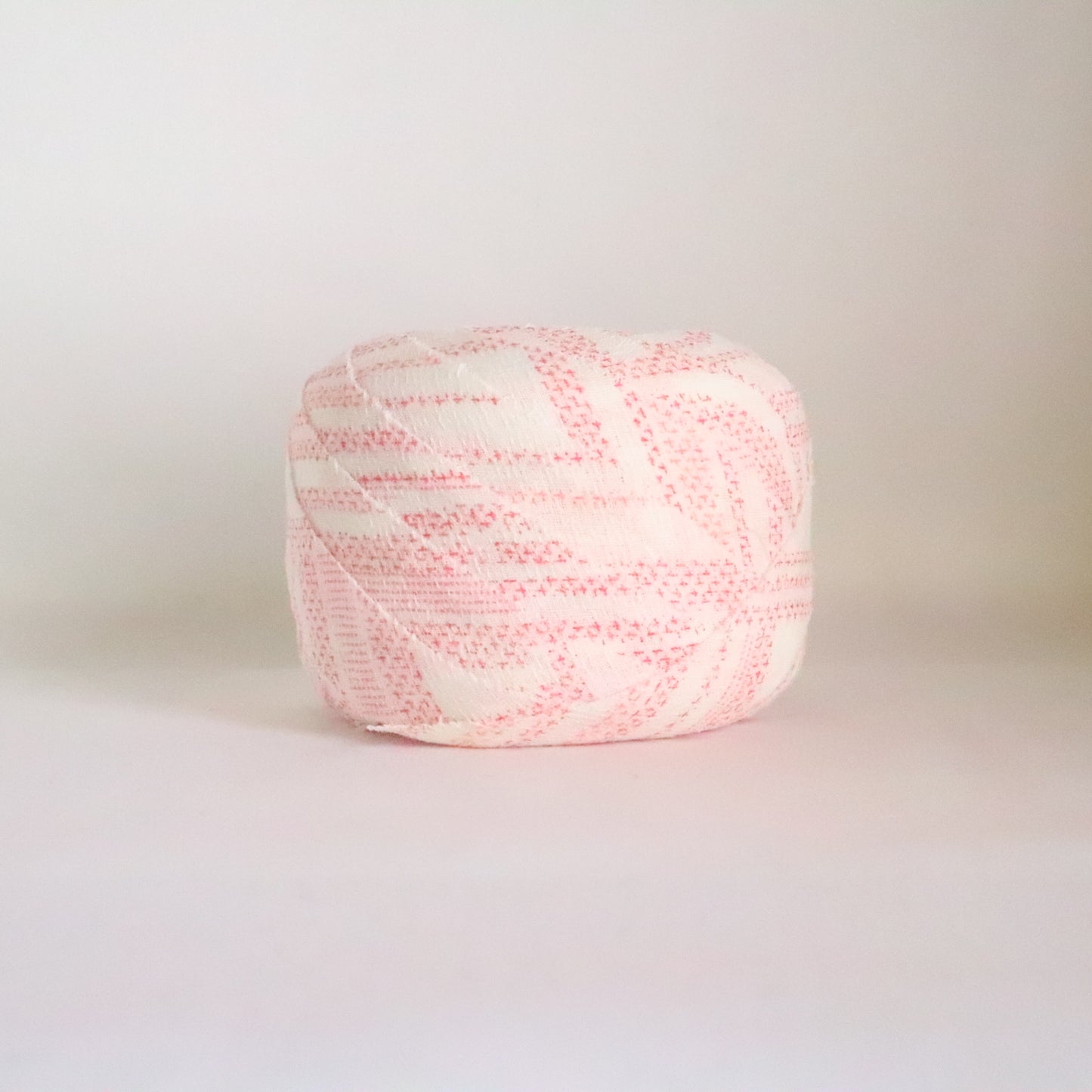 白につつじ色の抽象柄・交織（Y02310027）