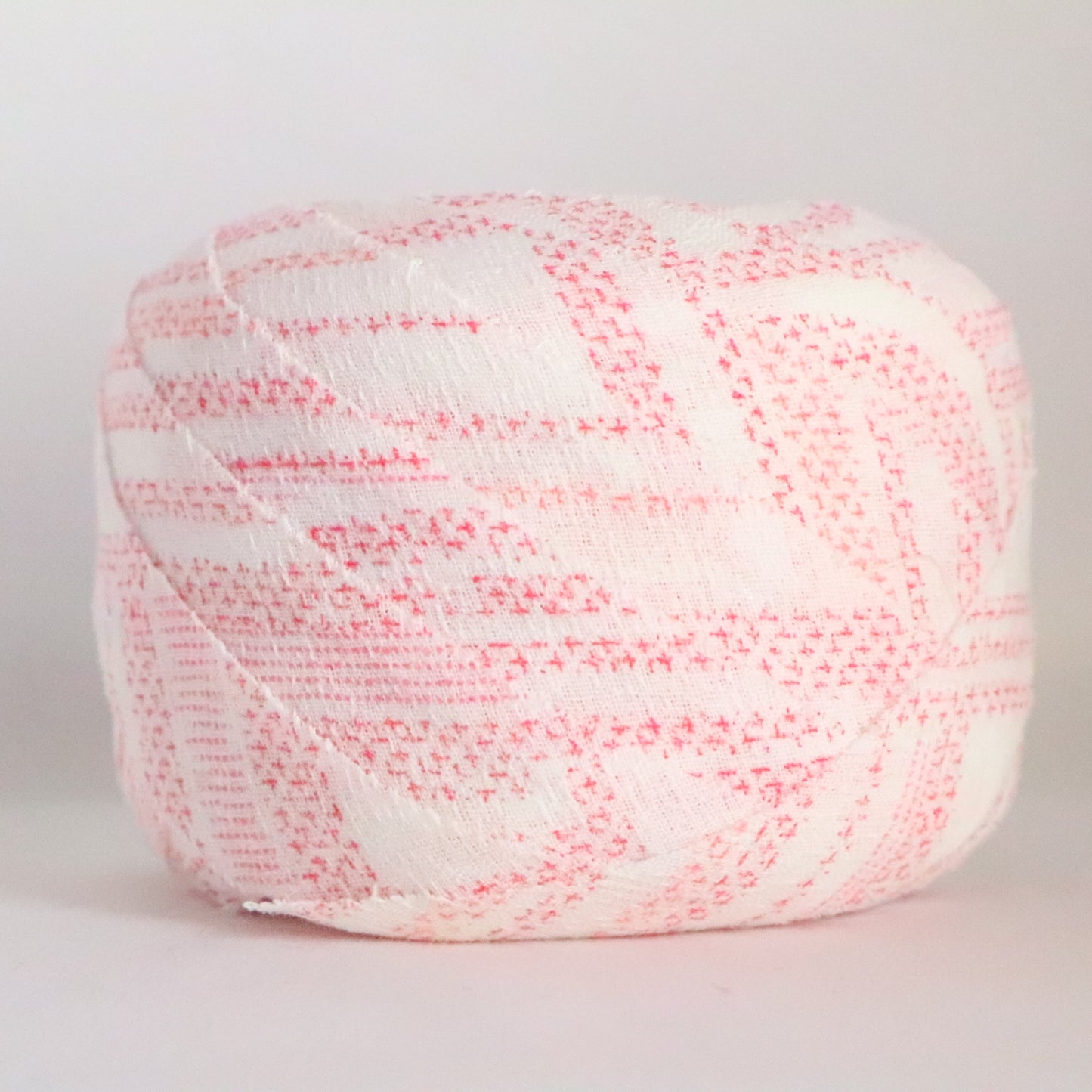 白につつじ色の抽象柄・交織（Y02310027）