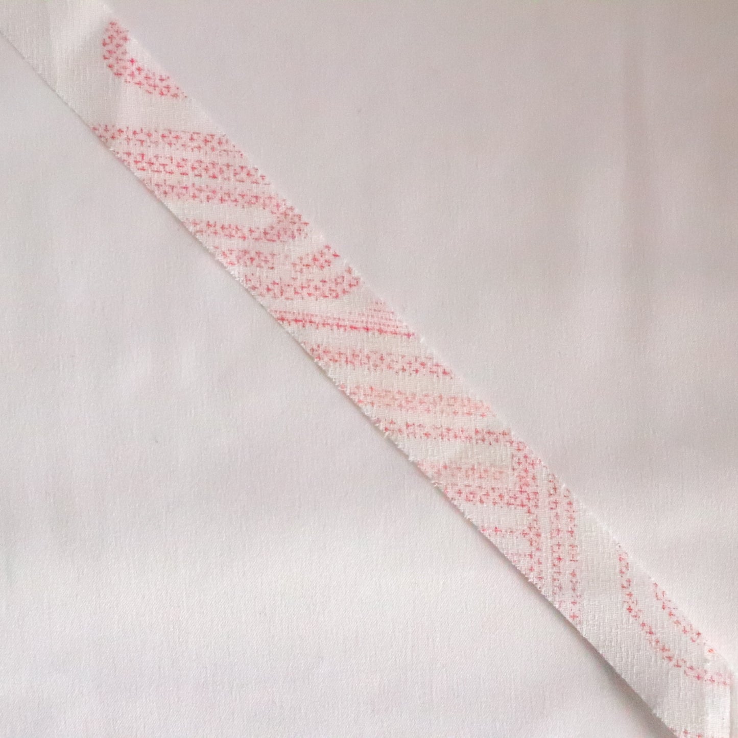 白につつじ色の抽象柄・交織（Y02310027）