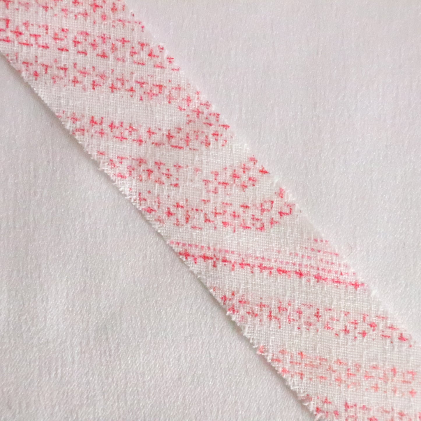 白につつじ色の抽象柄・交織（Y02310027）