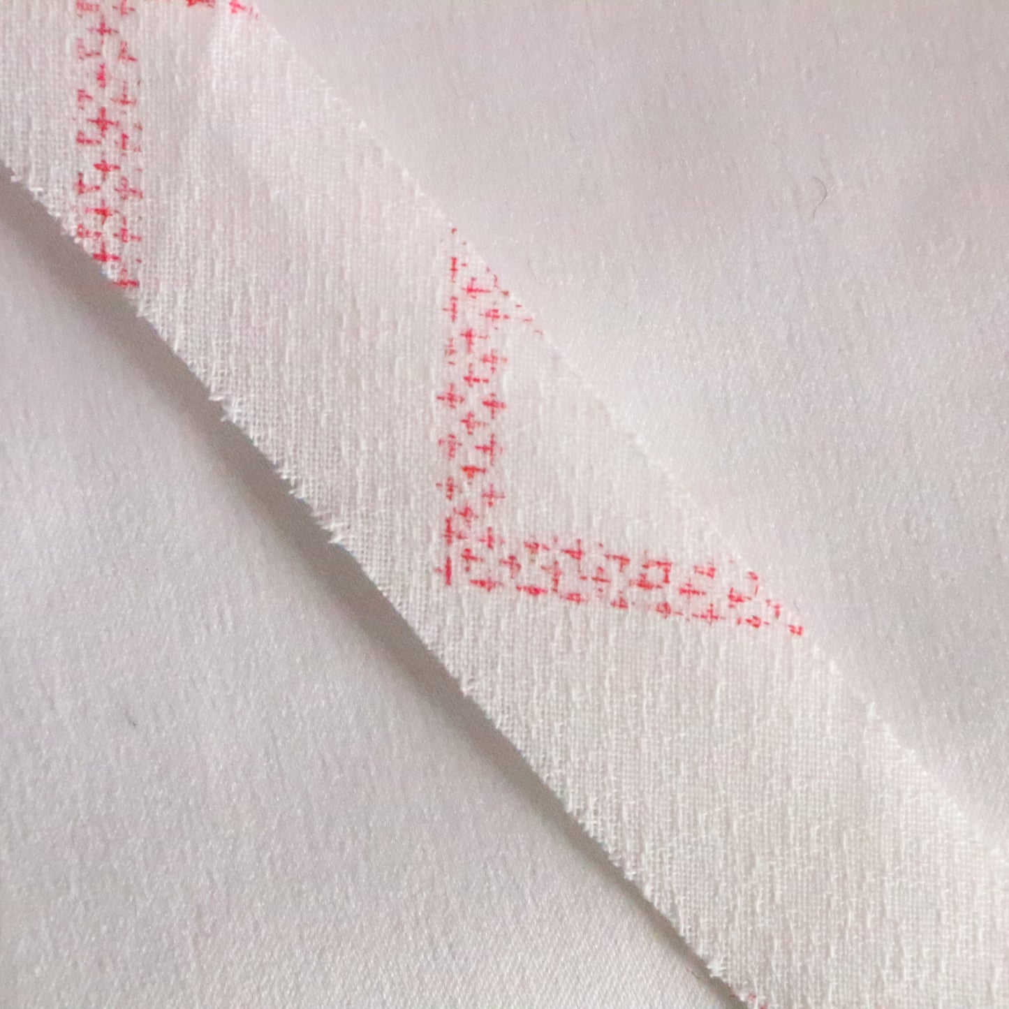 白につつじ色の抽象柄・交織（Y02310027）