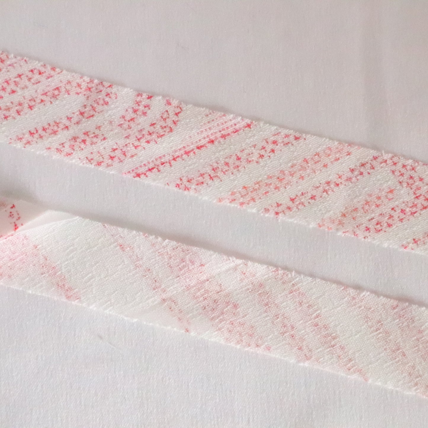 白につつじ色の抽象柄・交織（Y02310027）