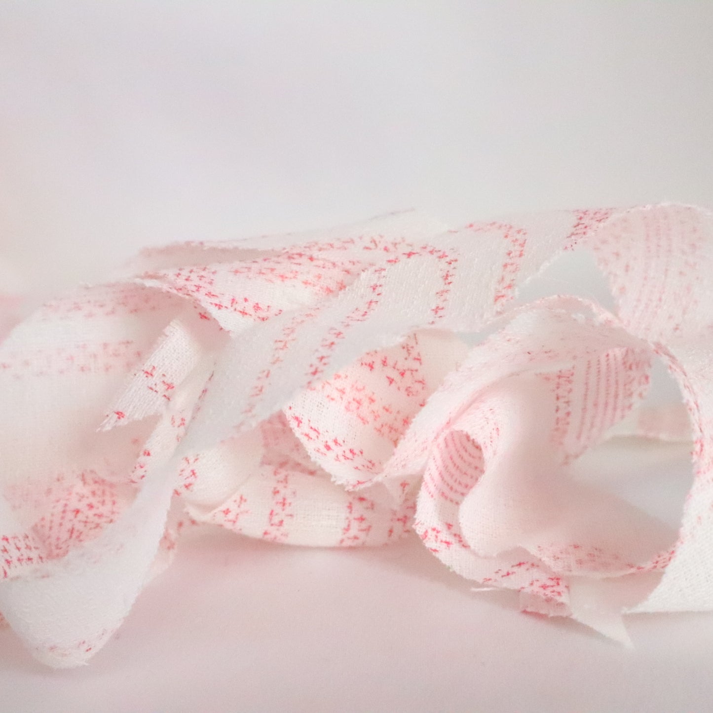 白につつじ色の抽象柄・交織（Y02310027）