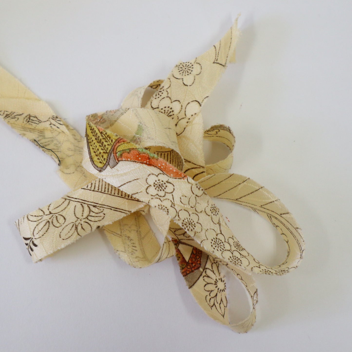 White Mansion with Floral Pattern (Y02206015)