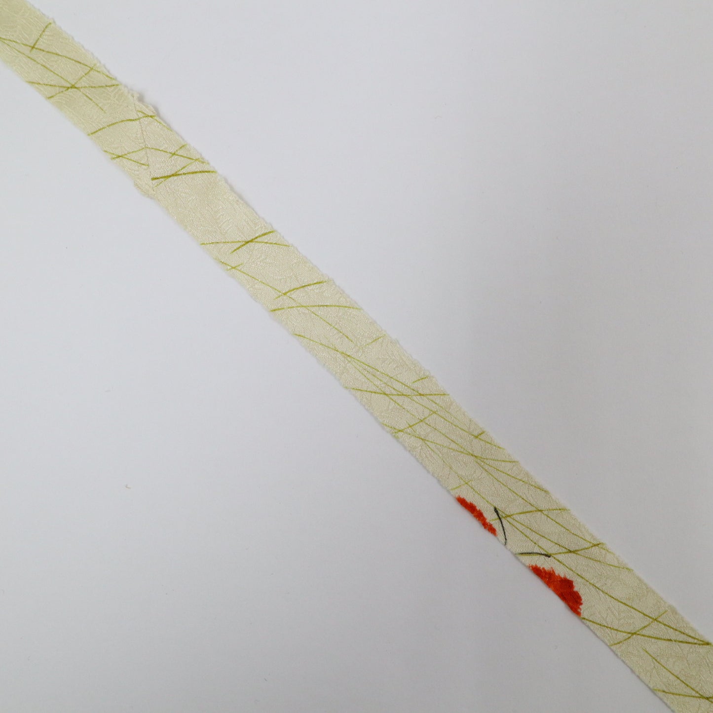 Natural silk with a red and yellow-green rainy season grass pattern (Y02410028)