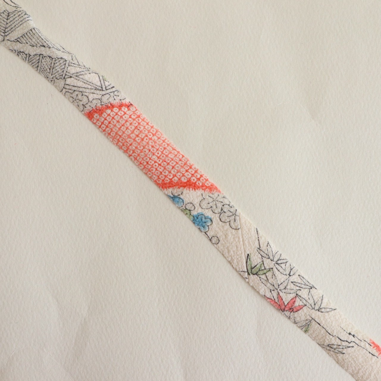 【残りわずか】白地に屋敷に花柄・縮緬(Y02601001）