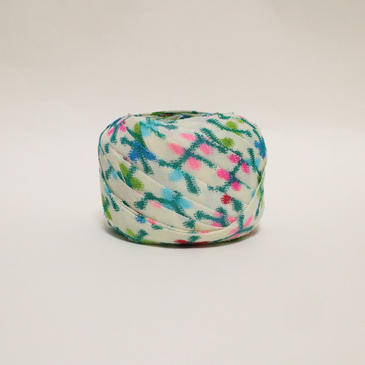 白地にカラフルな抽象柄・ウール(Y02601010）