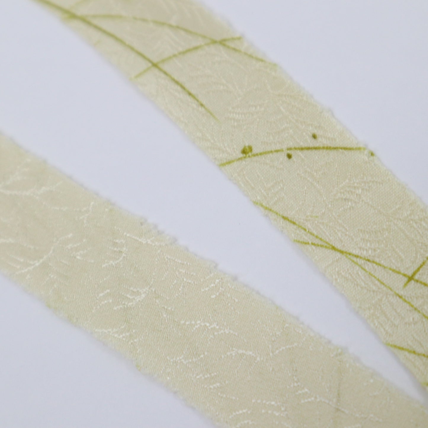 Natural silk with a red and yellow-green rainy season grass pattern (Y02410028)