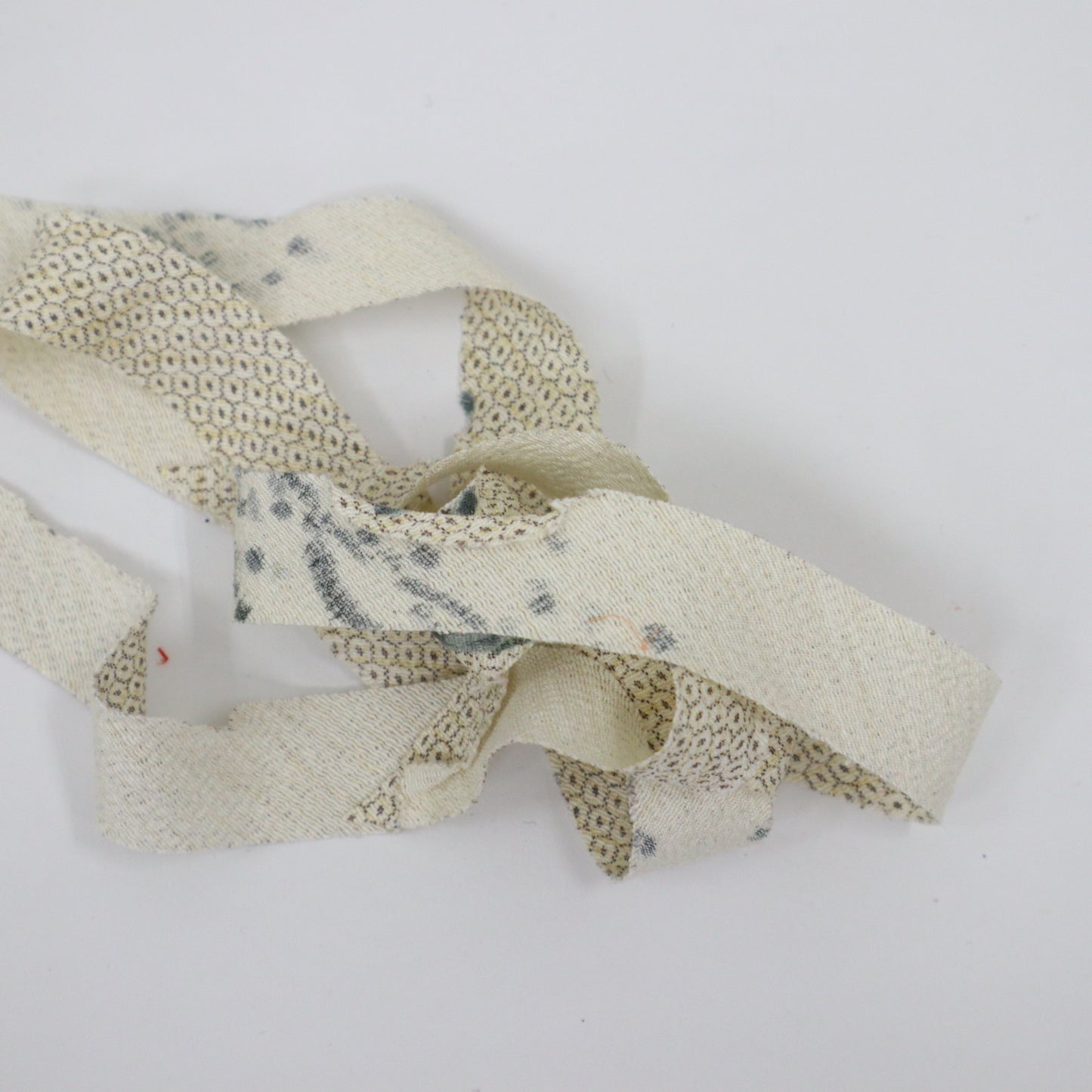 White Tortoiseshell Flower and Grass Pongee (Y02403029)