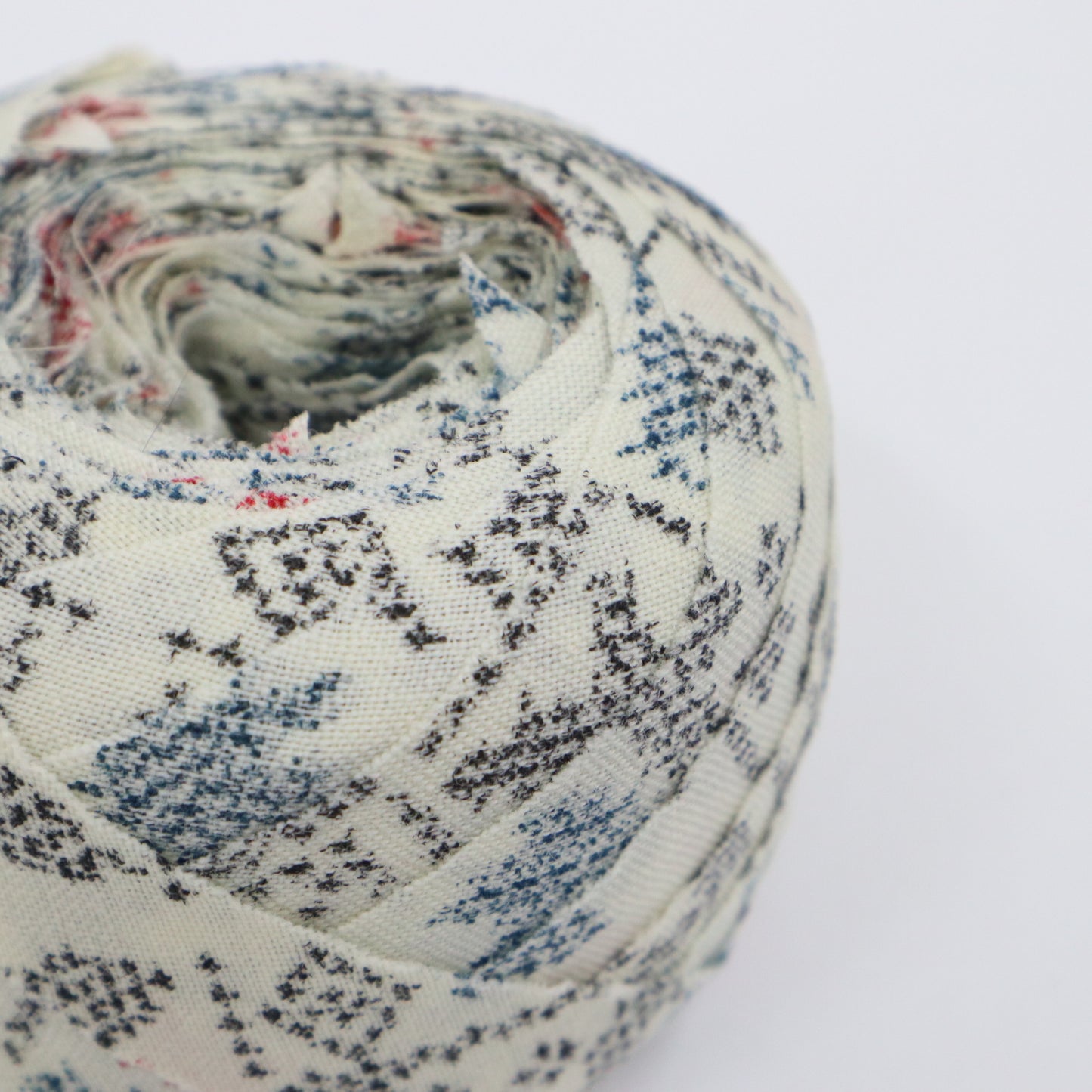 Black, blue, and red ikat pattern on white wool (Y02402011)