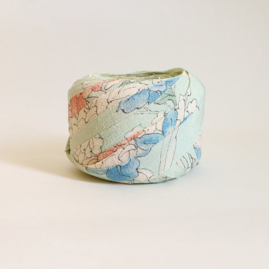 薄い水色にピンク・青・白の花柄・縮緬（Y02509002）