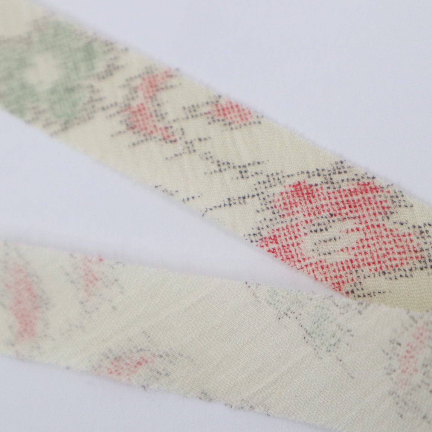 White tsumugi with autumn leaf pattern in pink, light blue, and yellow-green (Y02305009)