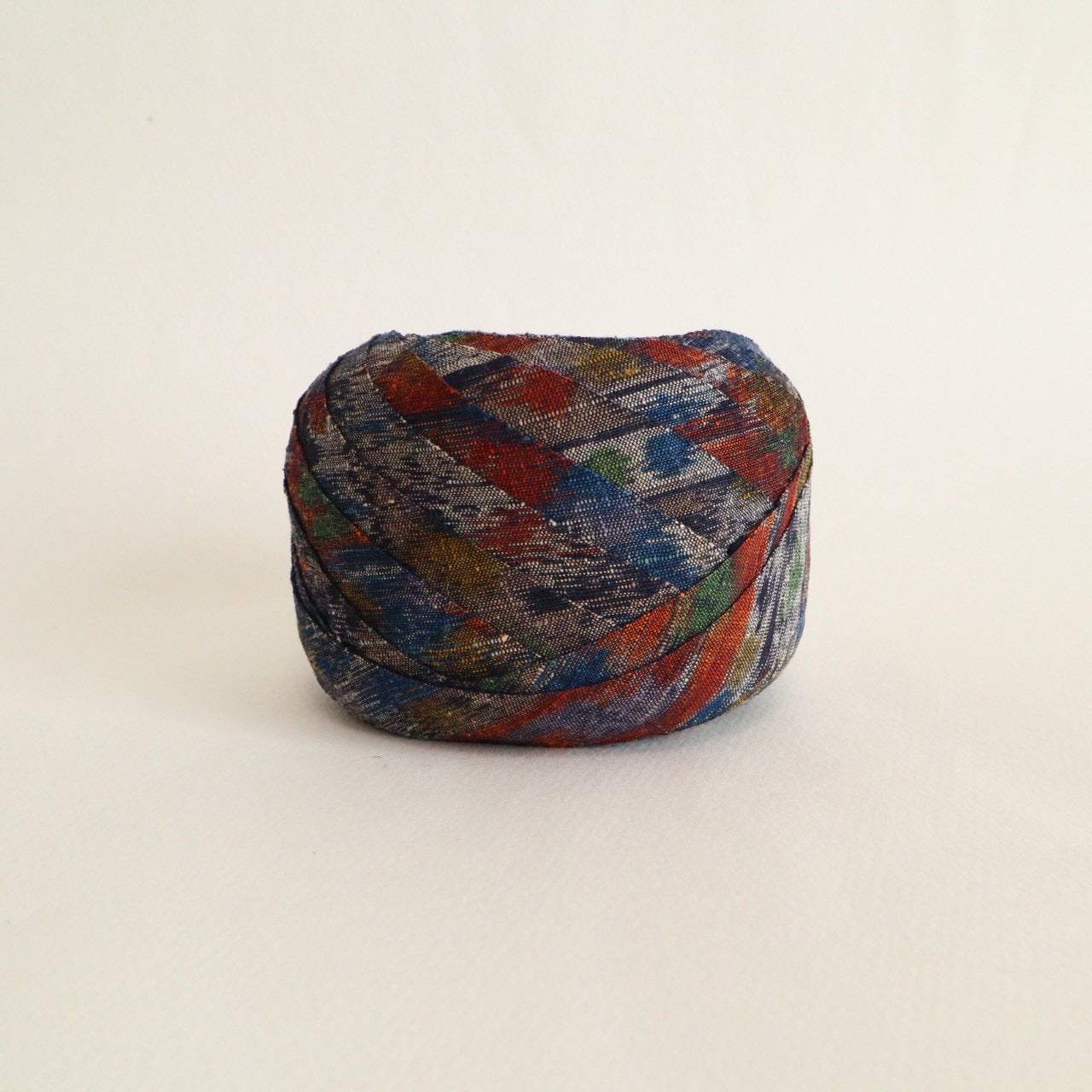 灰色に抽象絣柄・紬(Y02512005）