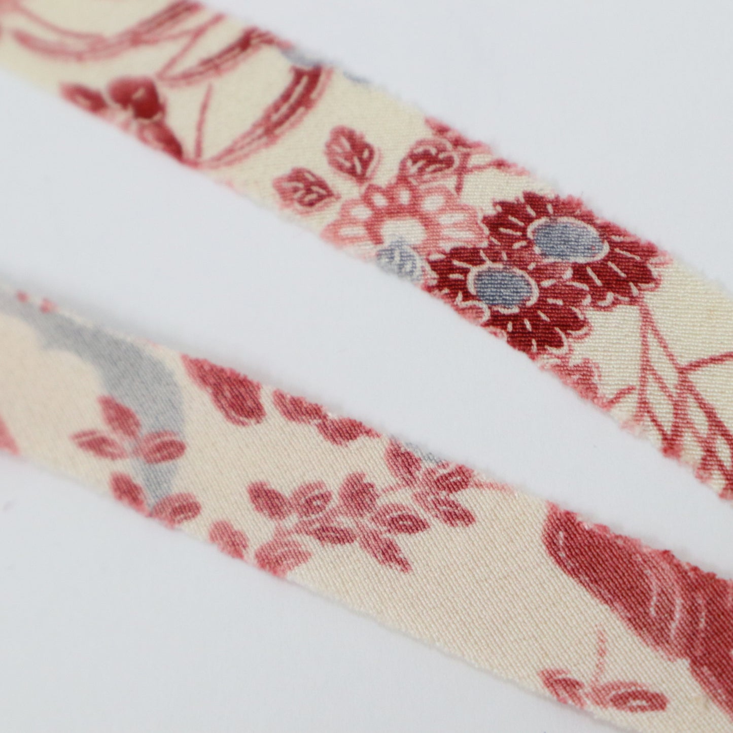 Pink floral pattern on white background (Y02009095)