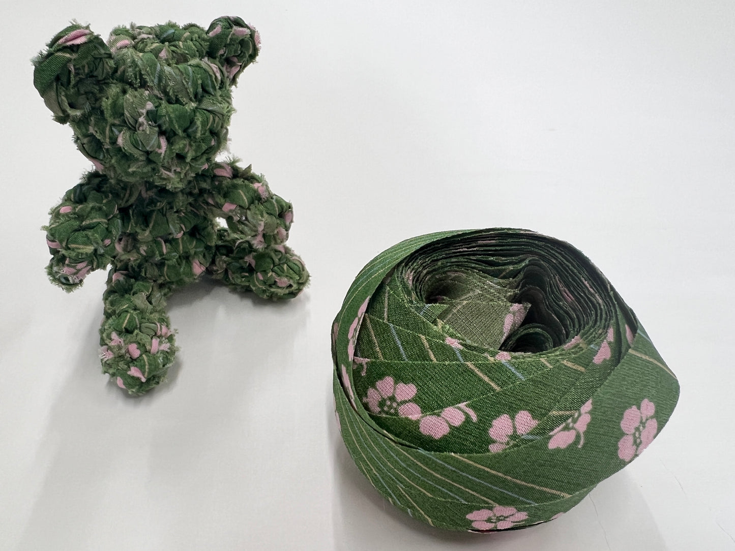 [Recommended yarn for bears] 30m ball / Warbler green with pink floral pattern, interwoven