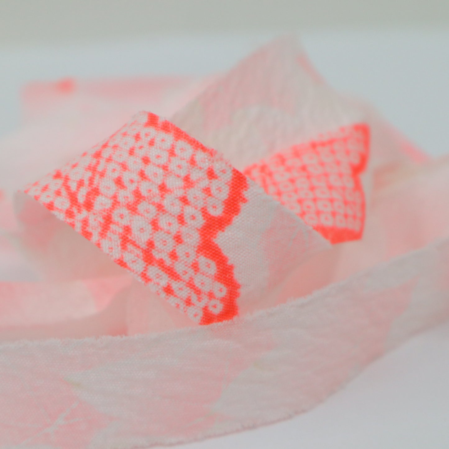 Fluorescent pink dappled flower (Y00000905)