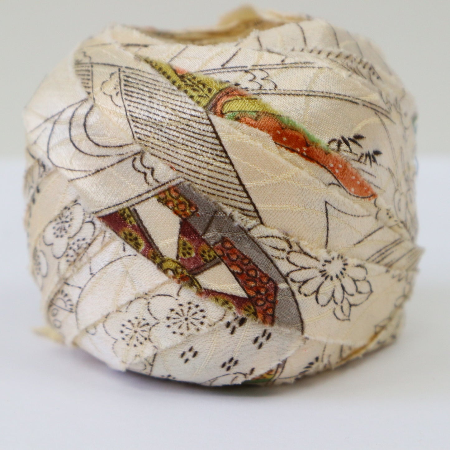 White Mansion with Floral Pattern (Y02206015)