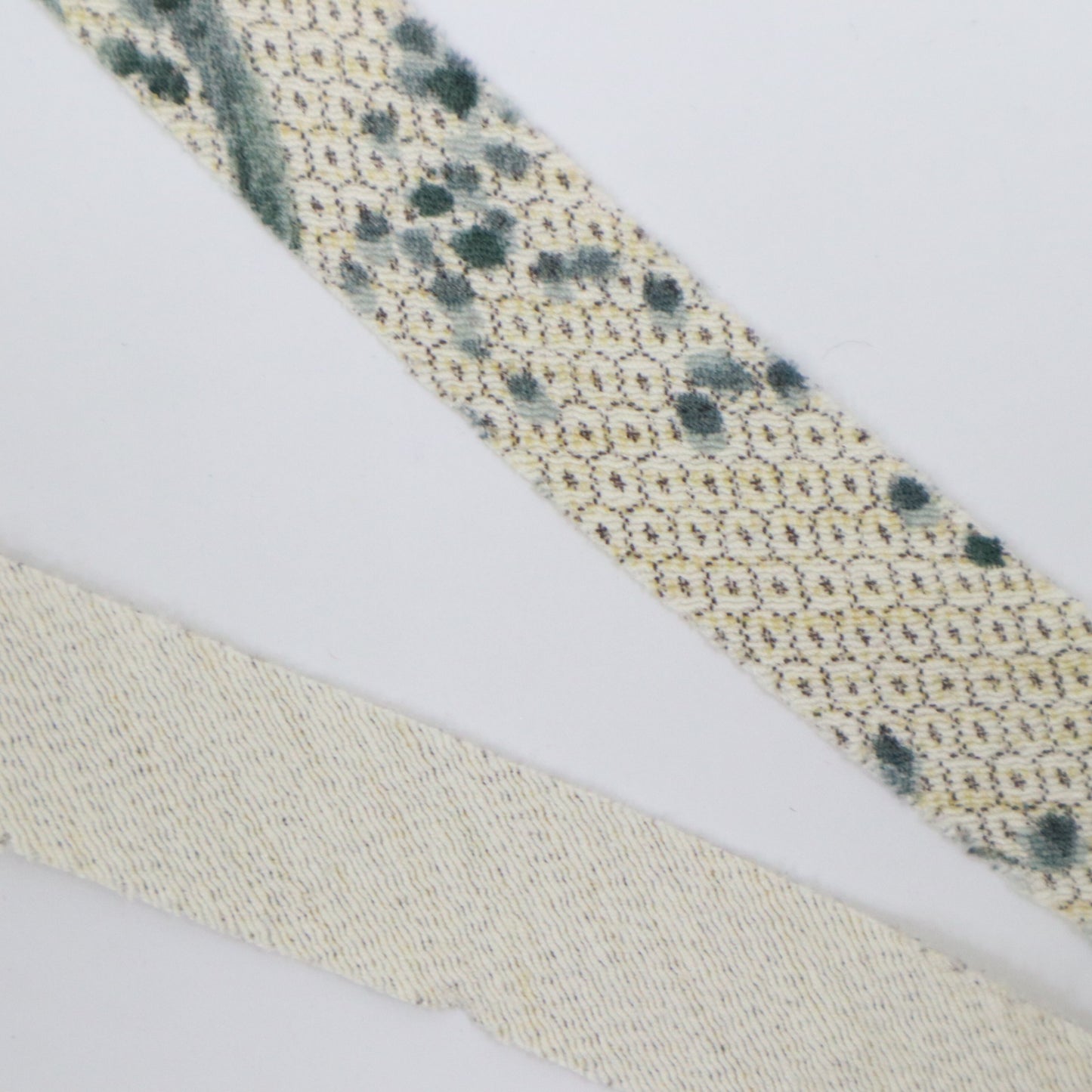 White Tortoiseshell Flower and Grass Pongee (Y02403029)