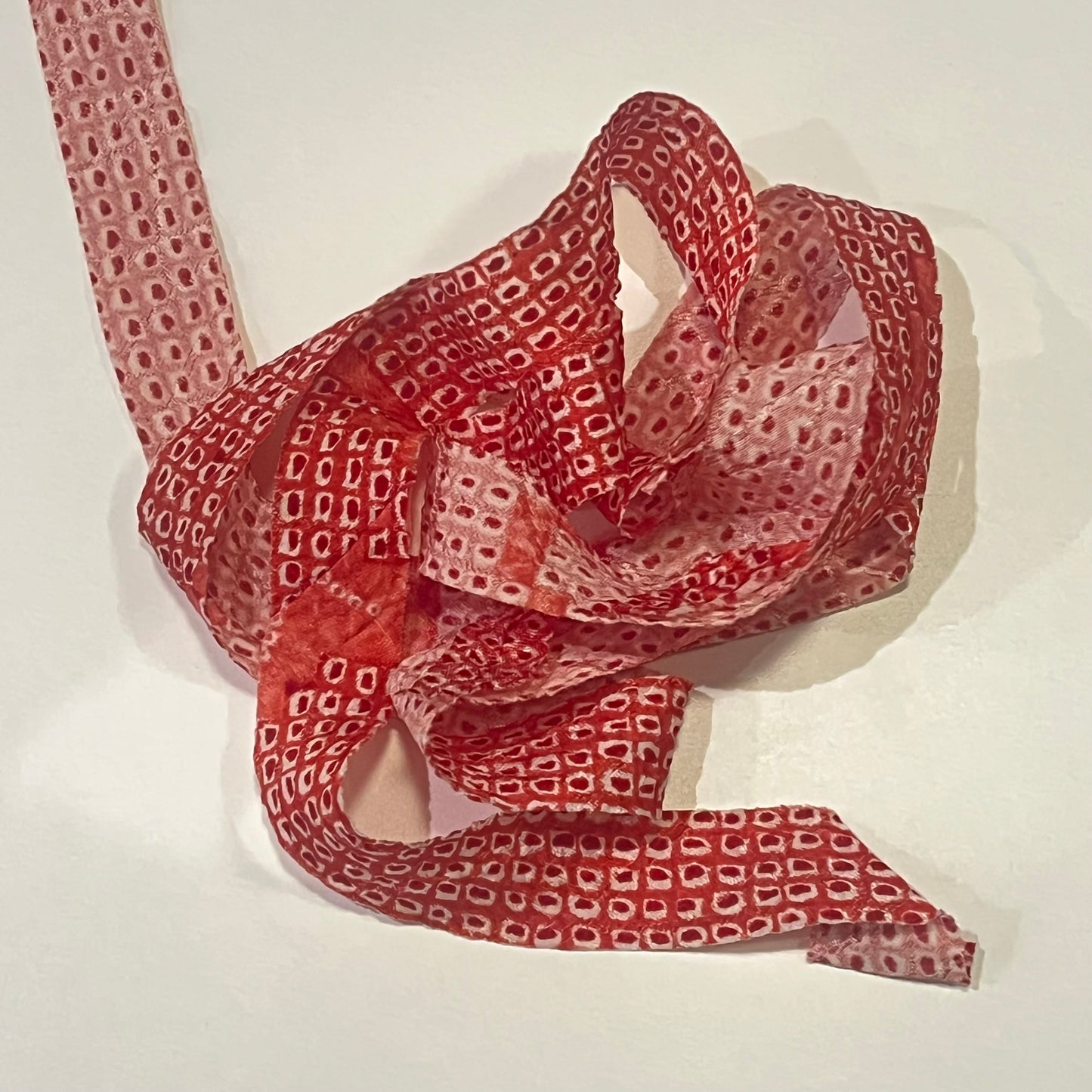 赤の絞り柄・化繊(Y02508005）