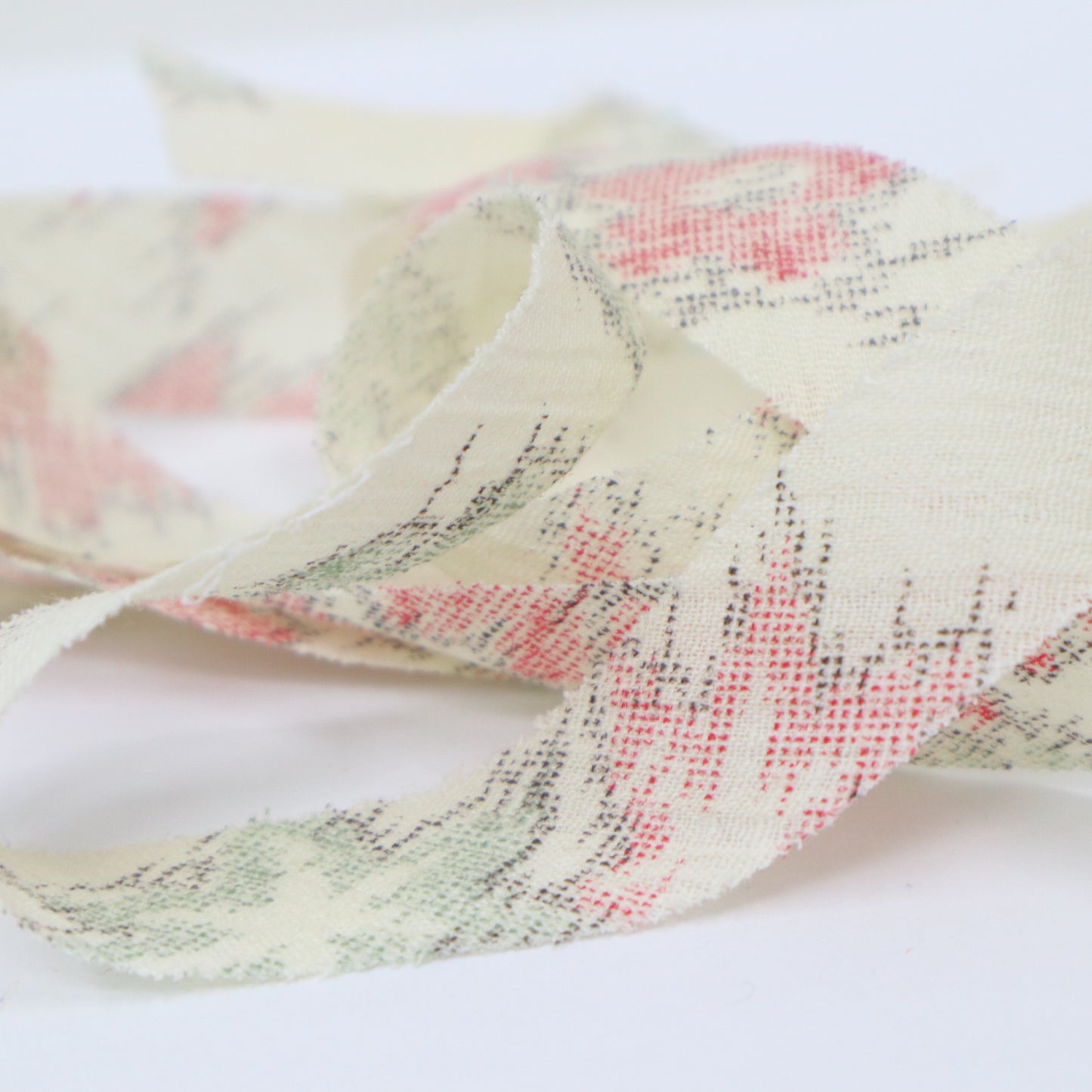 White tsumugi with autumn leaf pattern in pink, light blue, and yellow-green (Y02305009)