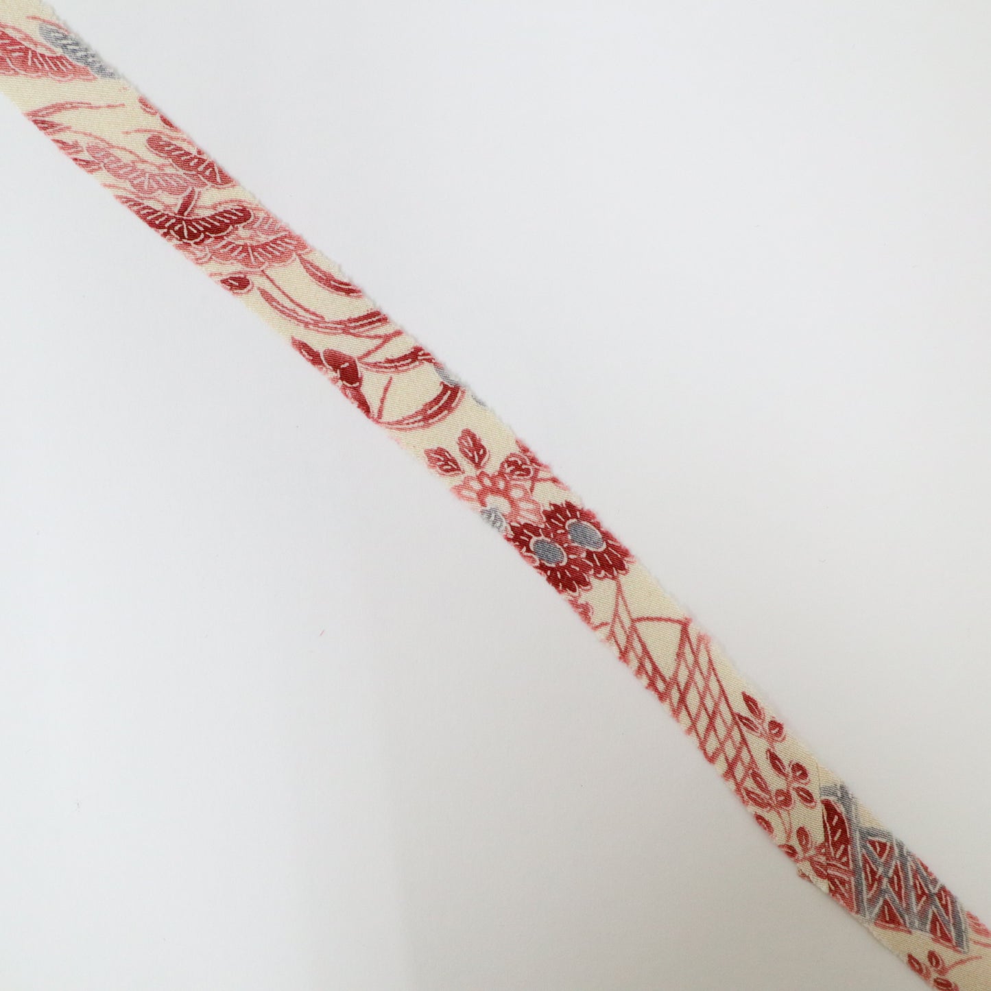 Pink floral pattern on white background (Y02009095)