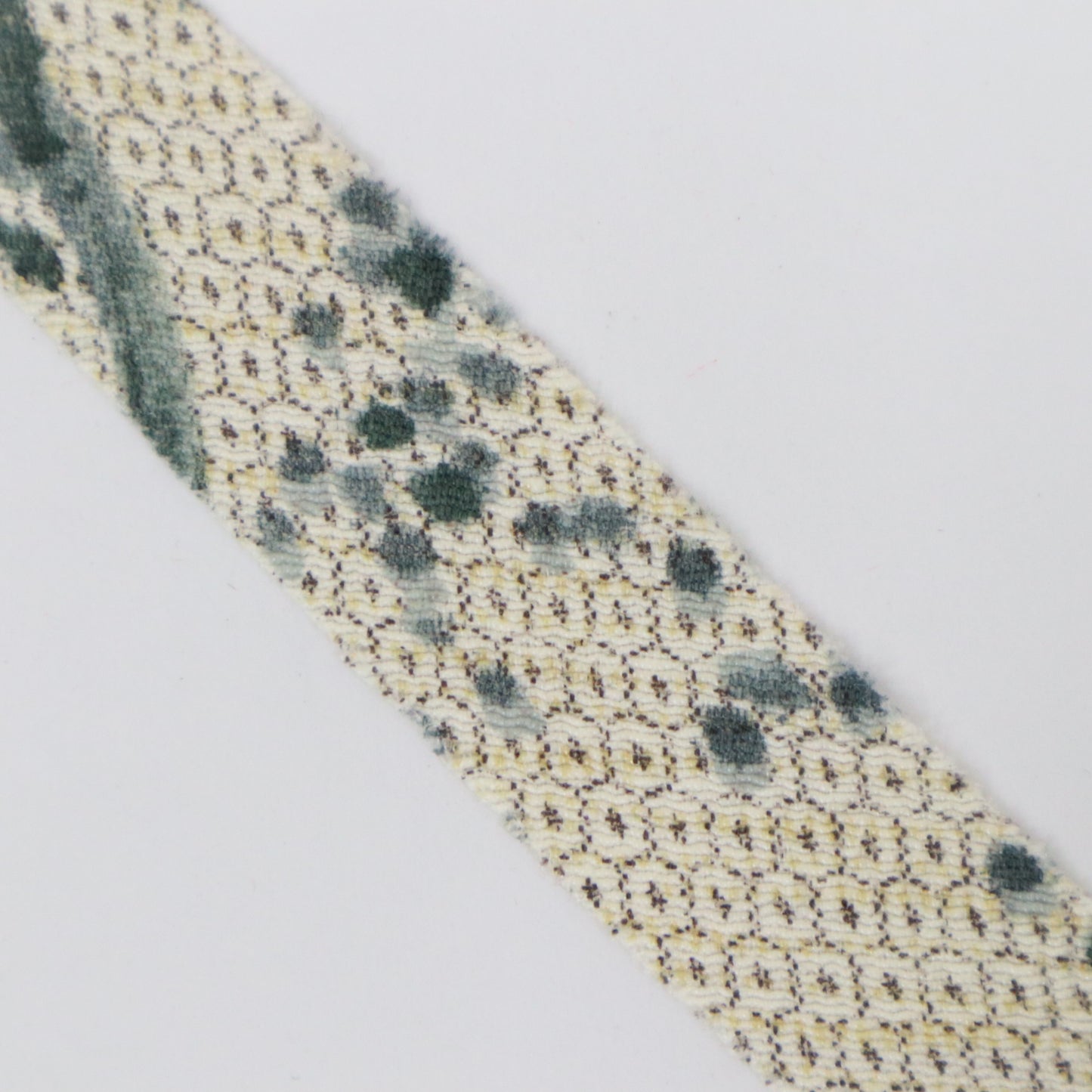 White Tortoiseshell Flower and Grass Pongee (Y02403029)