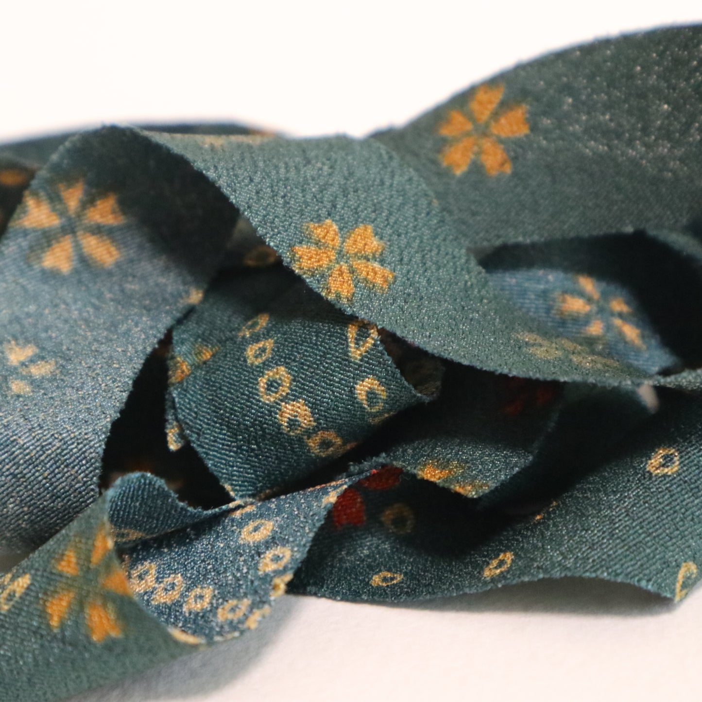 深緑に赤や黄色の小花模様・縮緬　(Y02605008）