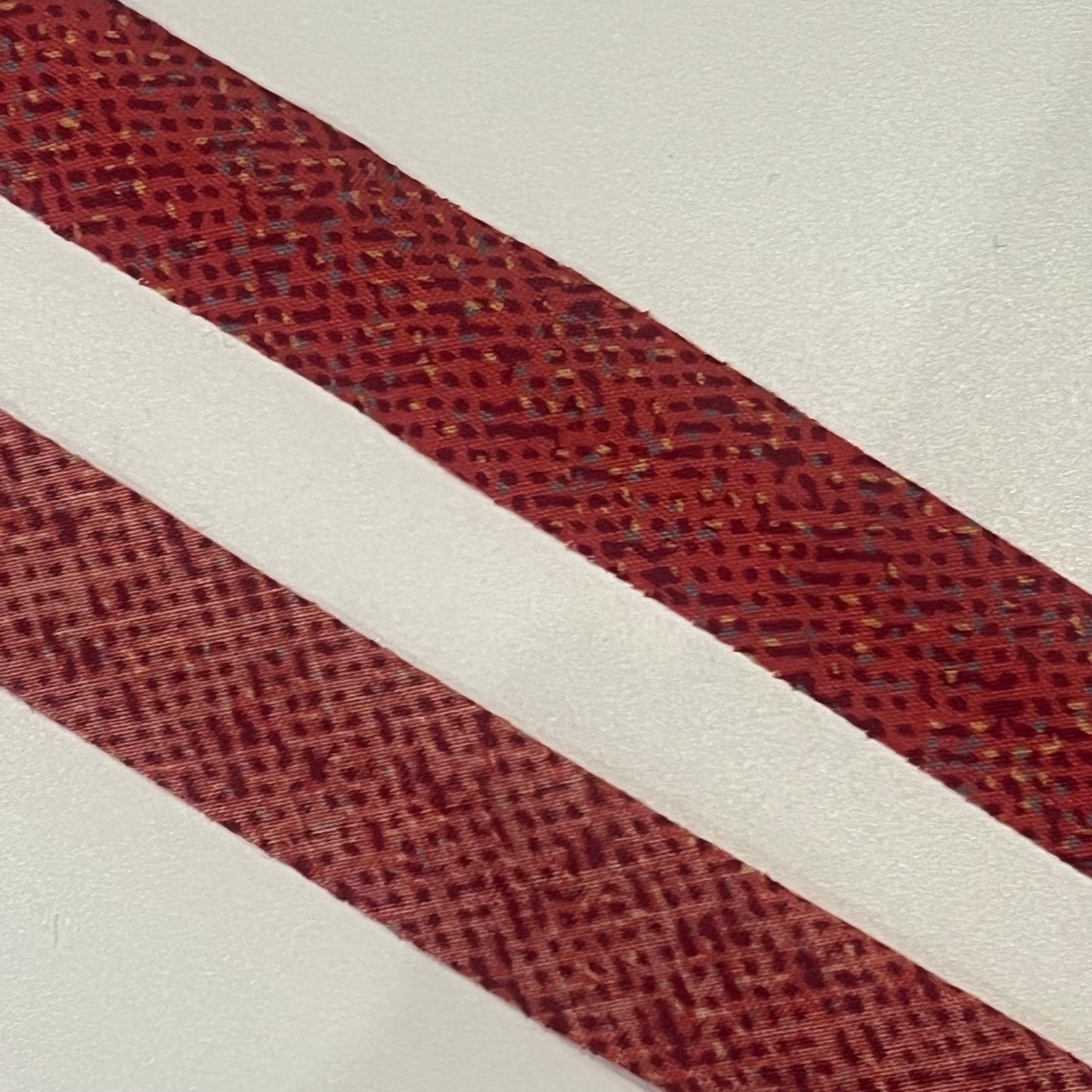 赤に細かい幾何学柄・交織(Y02508004）