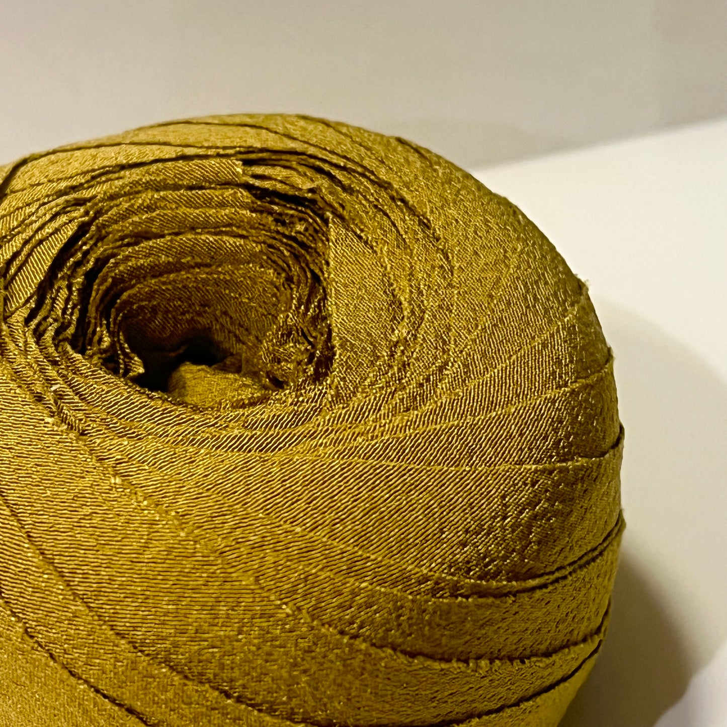 辛子色の無地・縮緬(Y02508001）