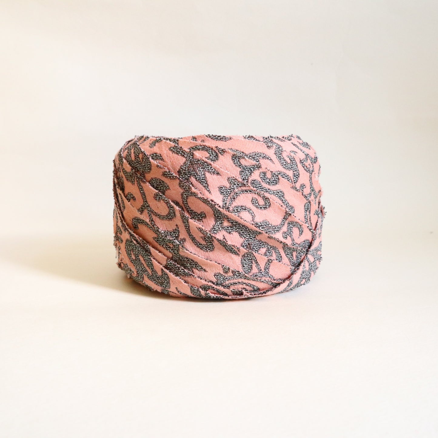 ピンクに灰色の花唐草柄・交織（Y02509004）