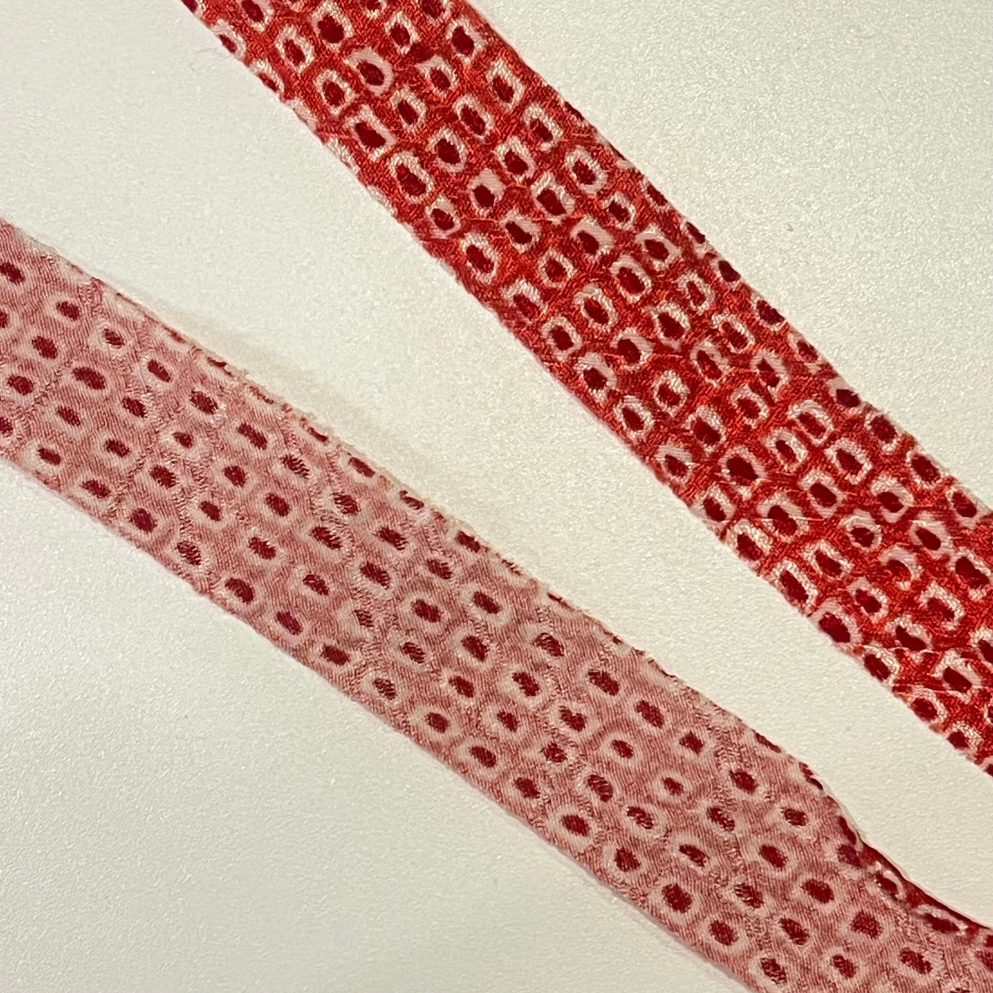 赤の絞り柄・化繊(Y02508005）