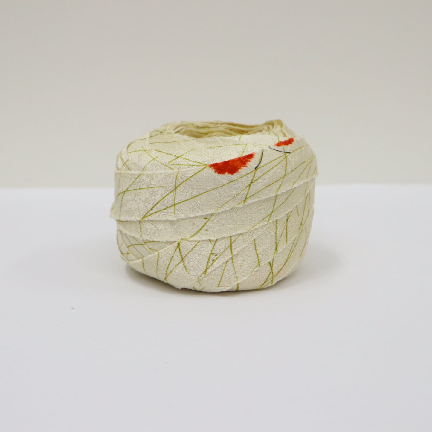 Natural silk with a red and yellow-green rainy season grass pattern (Y02410028)