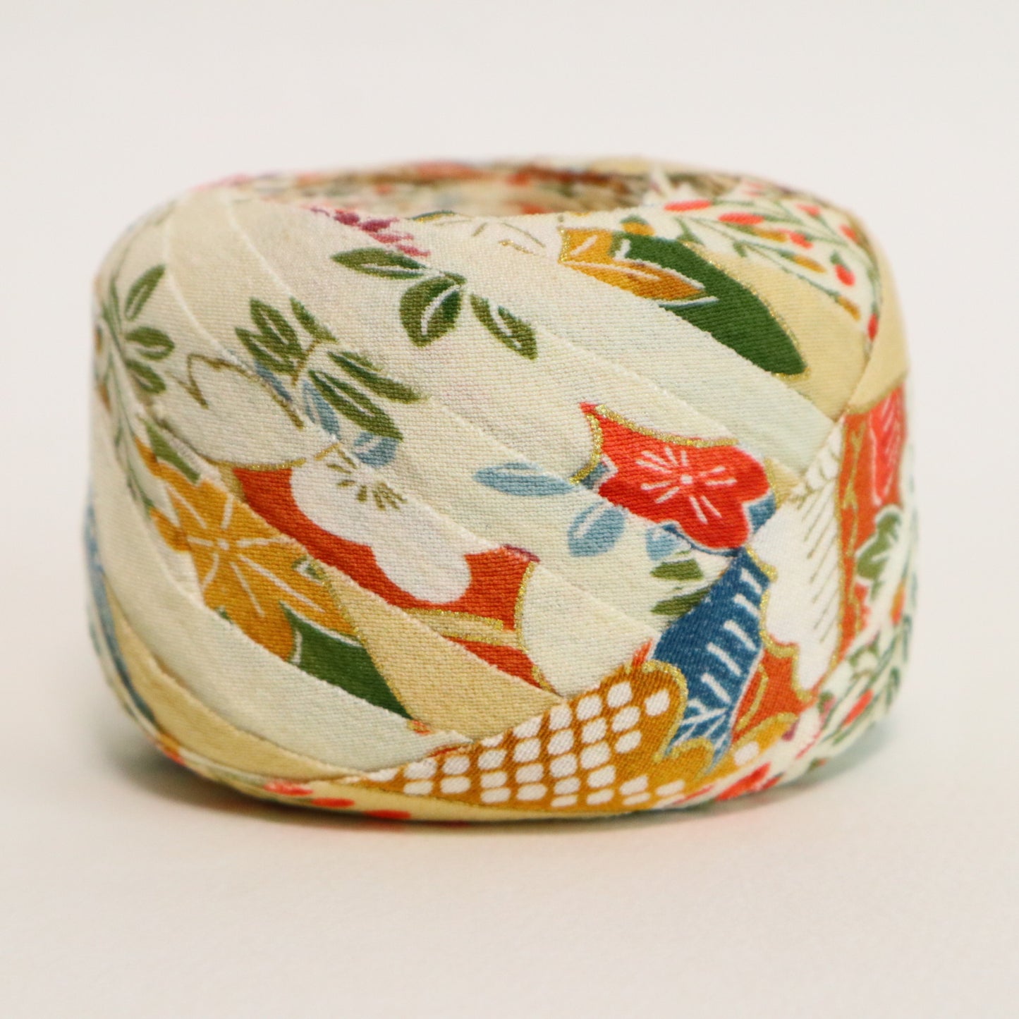 卵色に色とりどりの草花模様・縮緬(Y02605001）