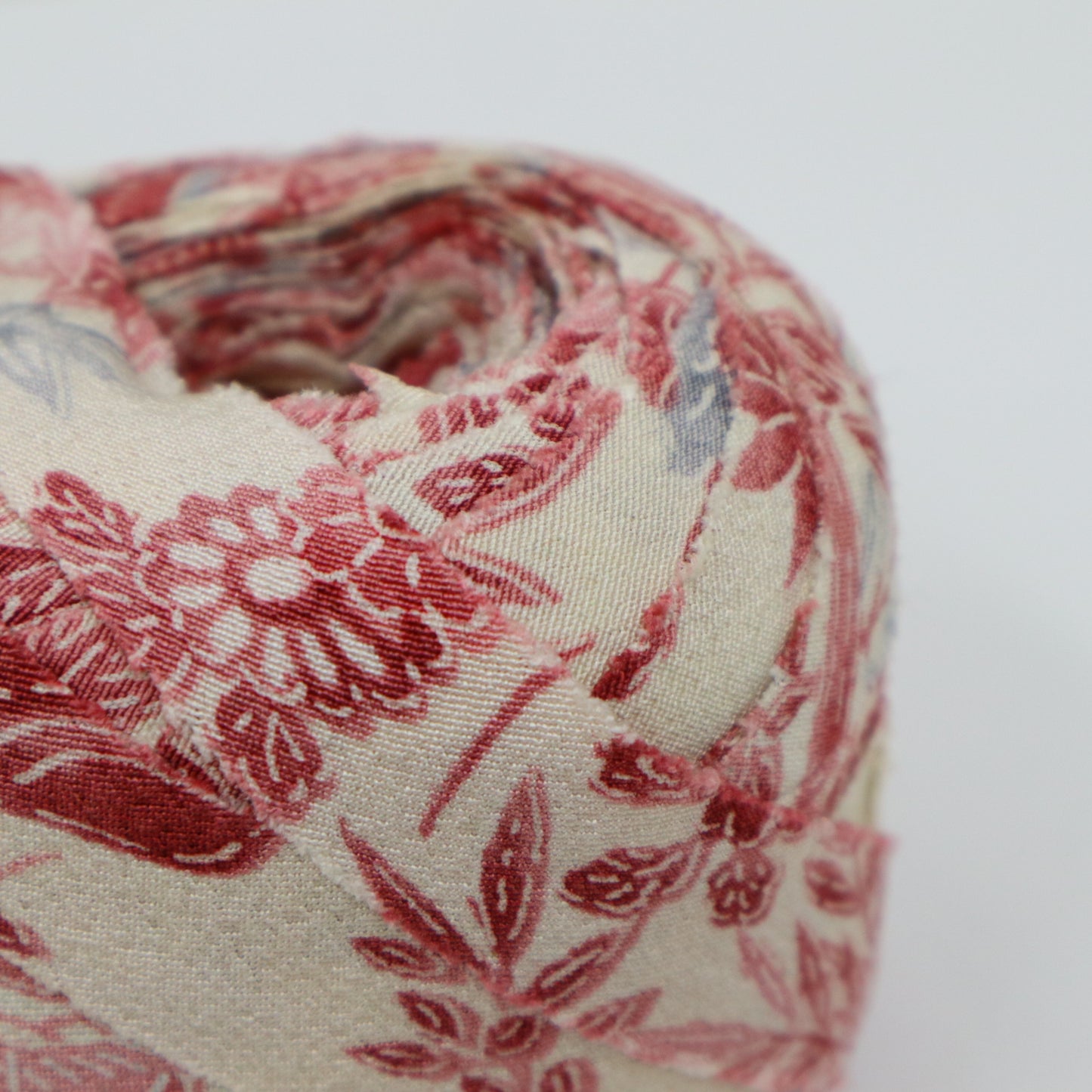 Pink floral pattern on white background (Y02009095)