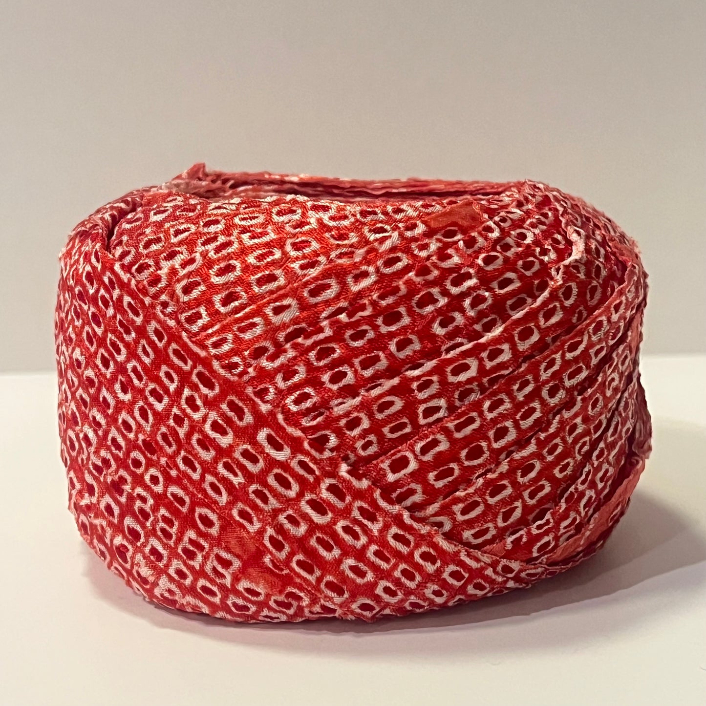 赤の絞り柄・化繊(Y02508005）