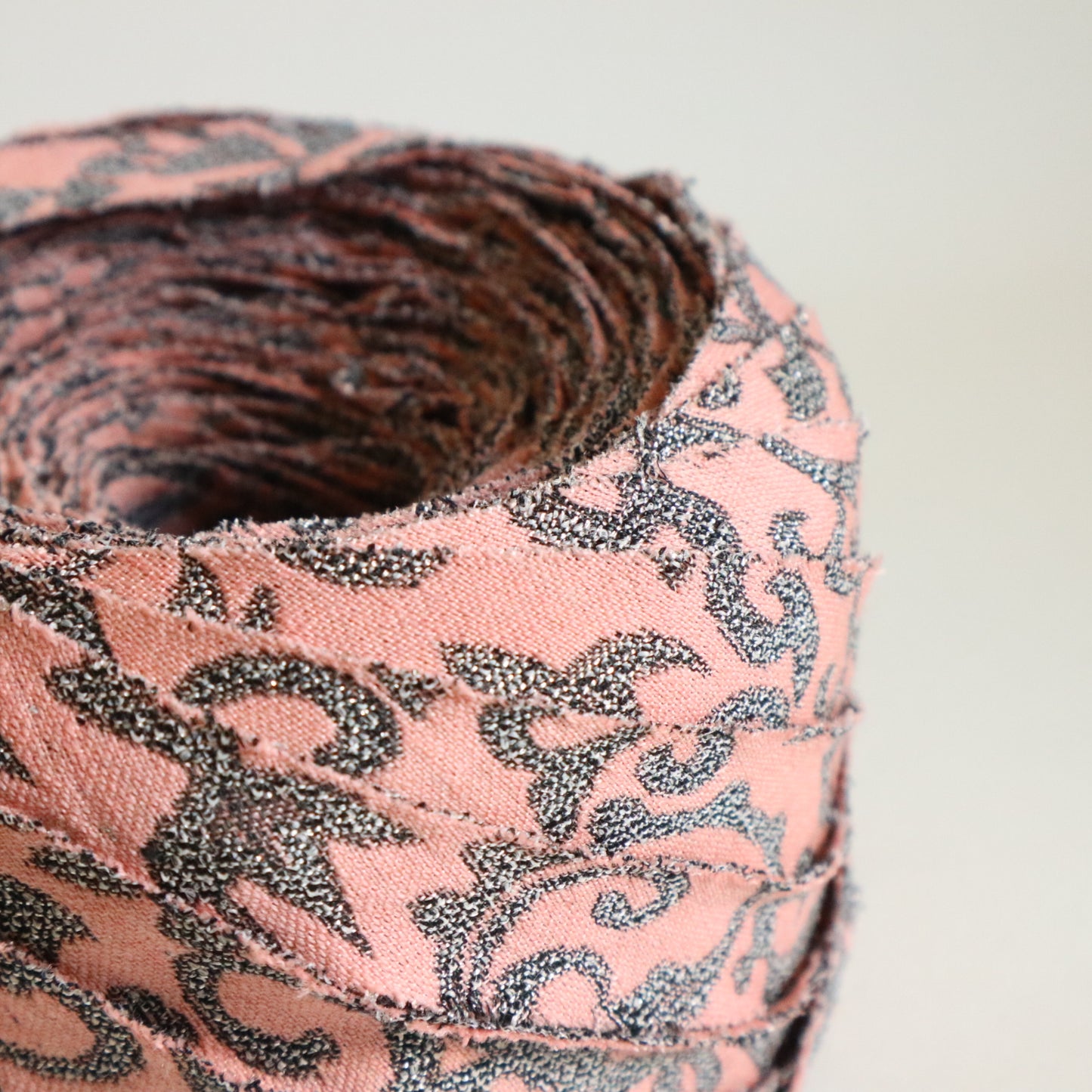 ピンクに灰色の花唐草柄・交織（Y02509004）