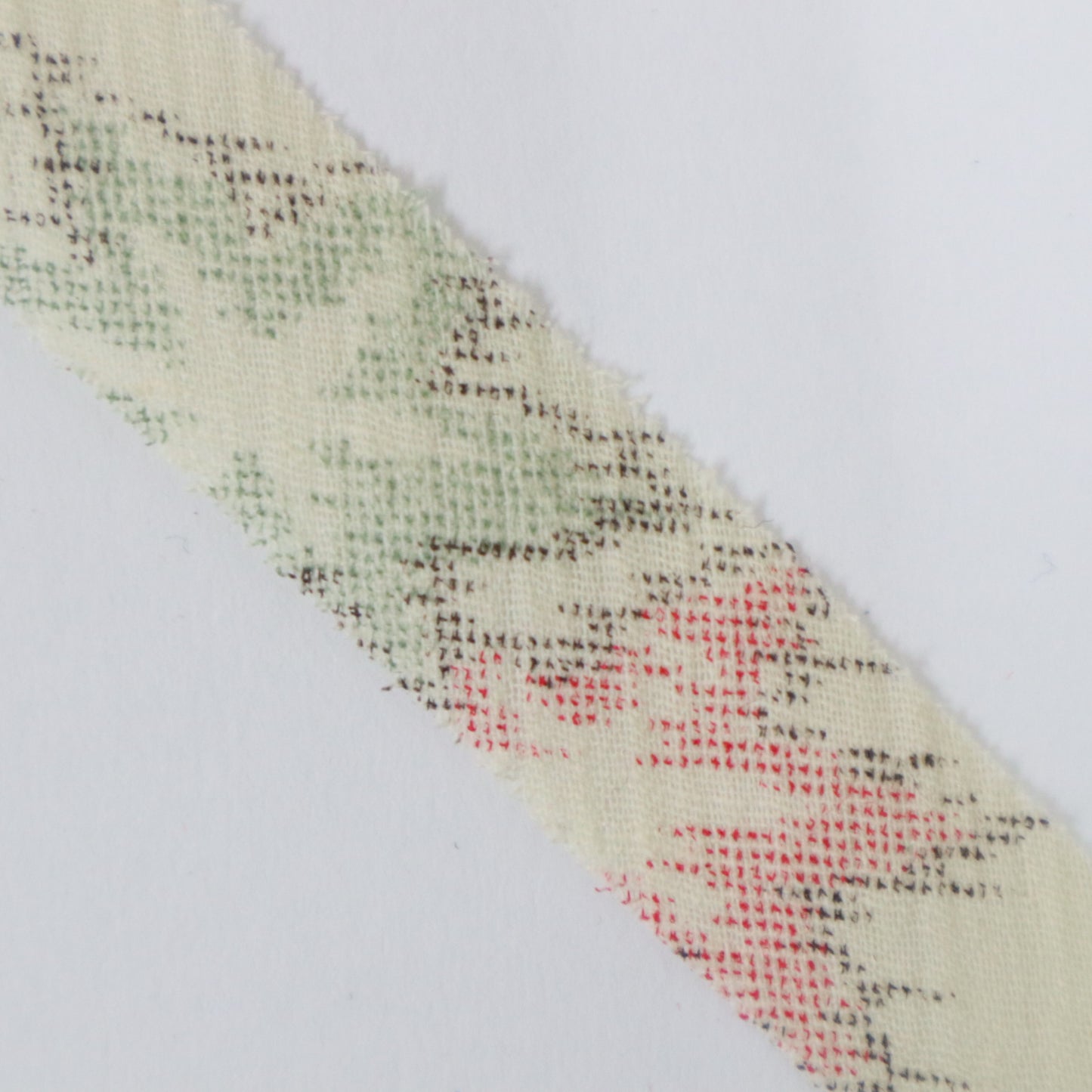 White tsumugi with autumn leaf pattern in pink, light blue, and yellow-green (Y02305009)