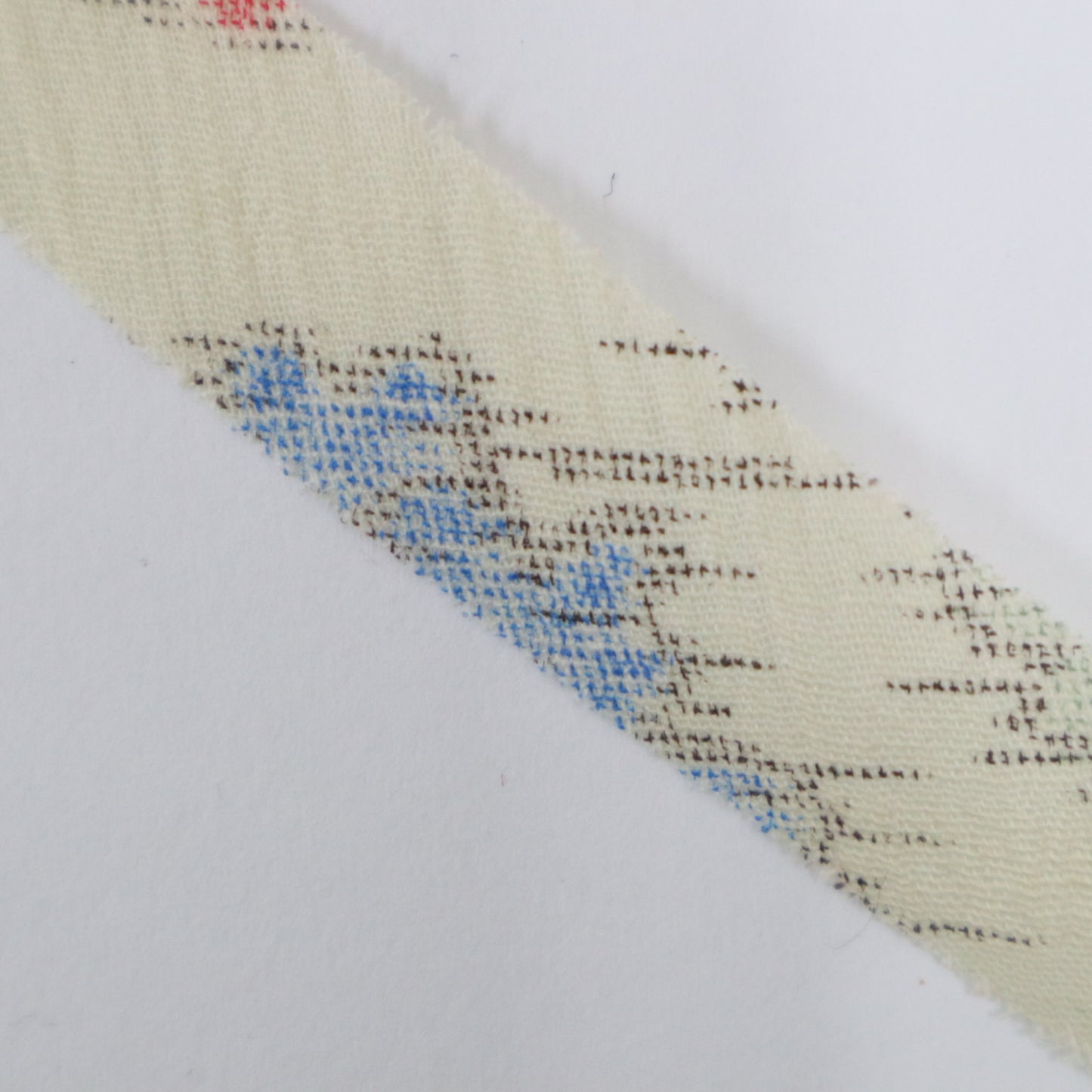 White tsumugi with autumn leaf pattern in pink, light blue, and yellow-green (Y02305009)