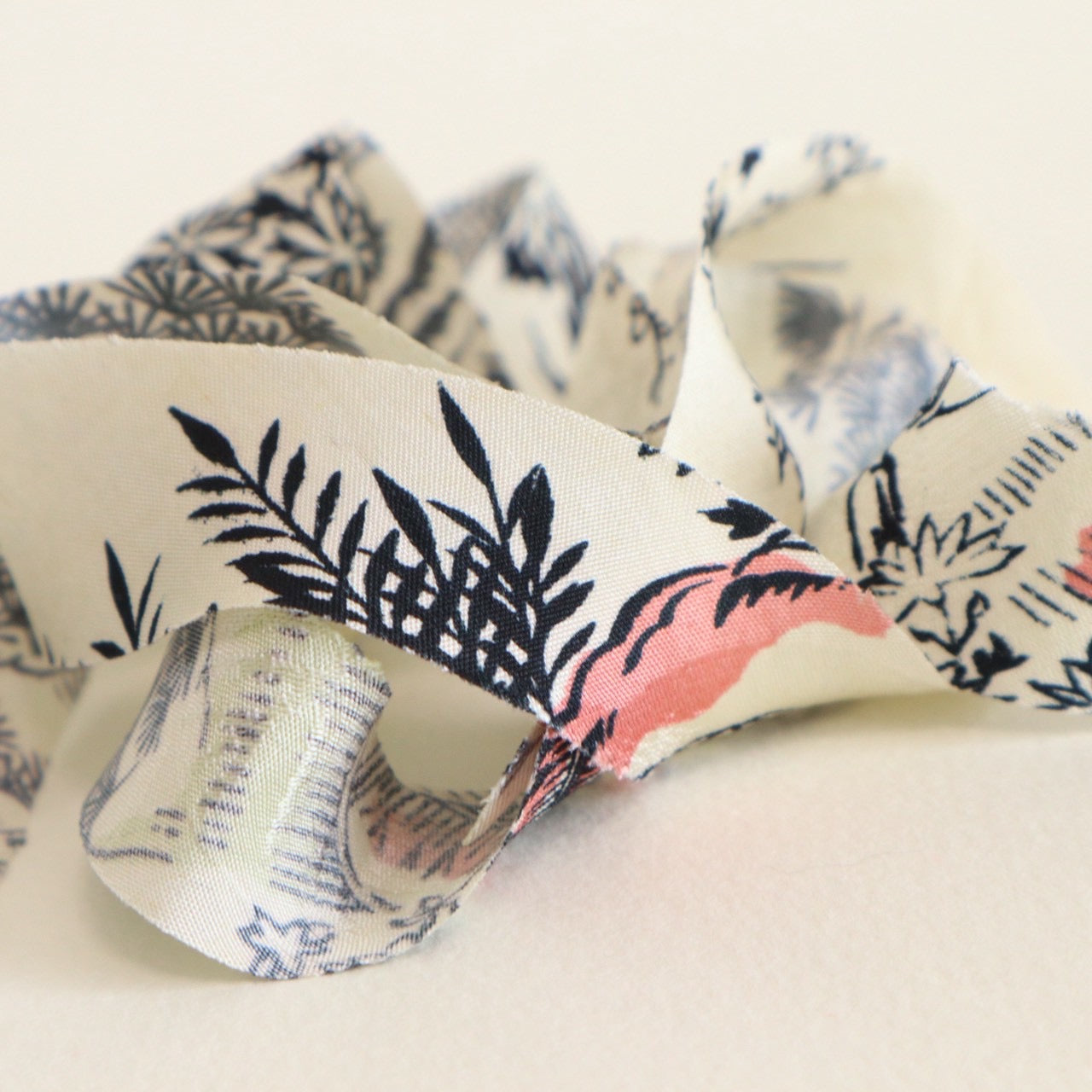 白地に屋敷に花柄(Y02512003）