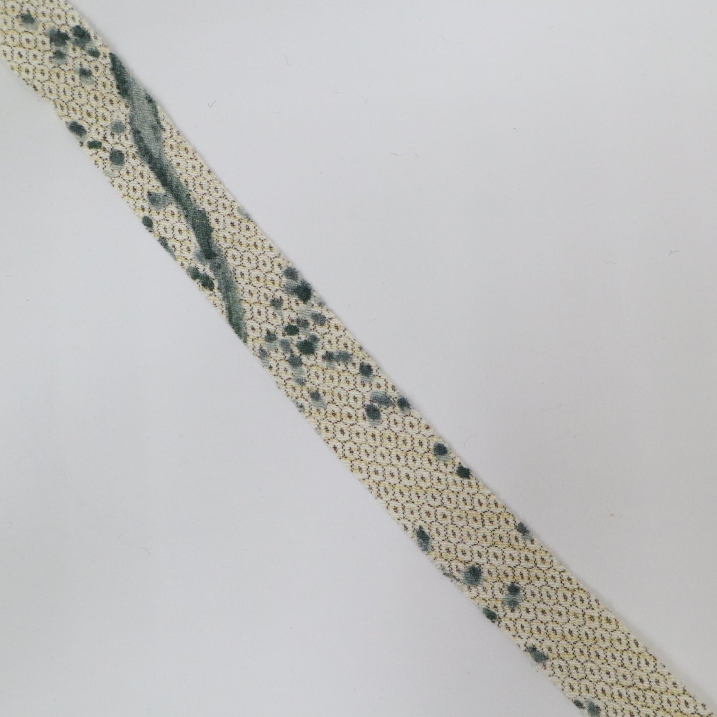 White Tortoiseshell Flower and Grass Pongee (Y02403029)