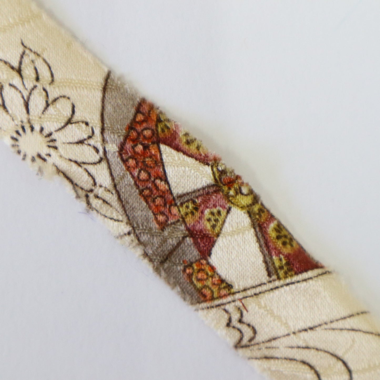 White Mansion with Floral Pattern (Y02206015)