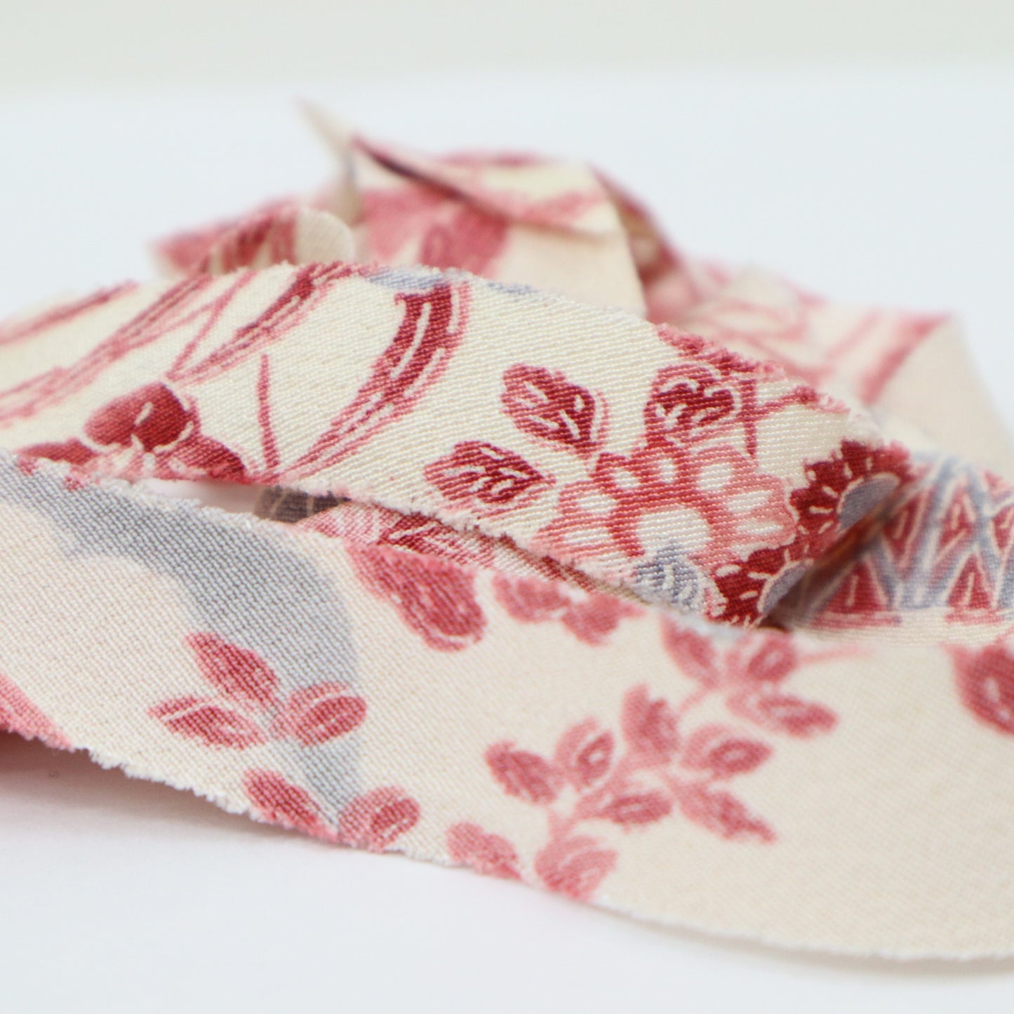 Pink floral pattern on white background (Y02009095)