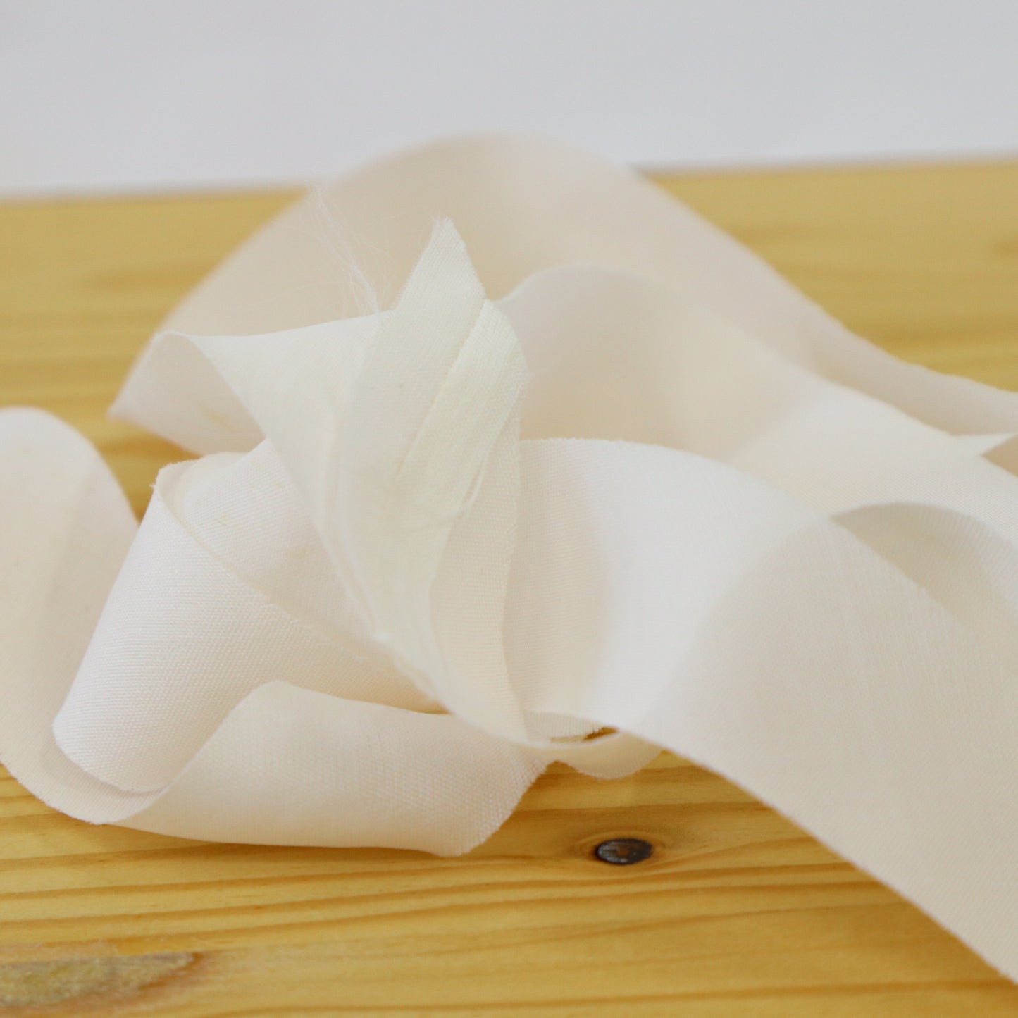 Plain white synthetic fabric (Y03000012)