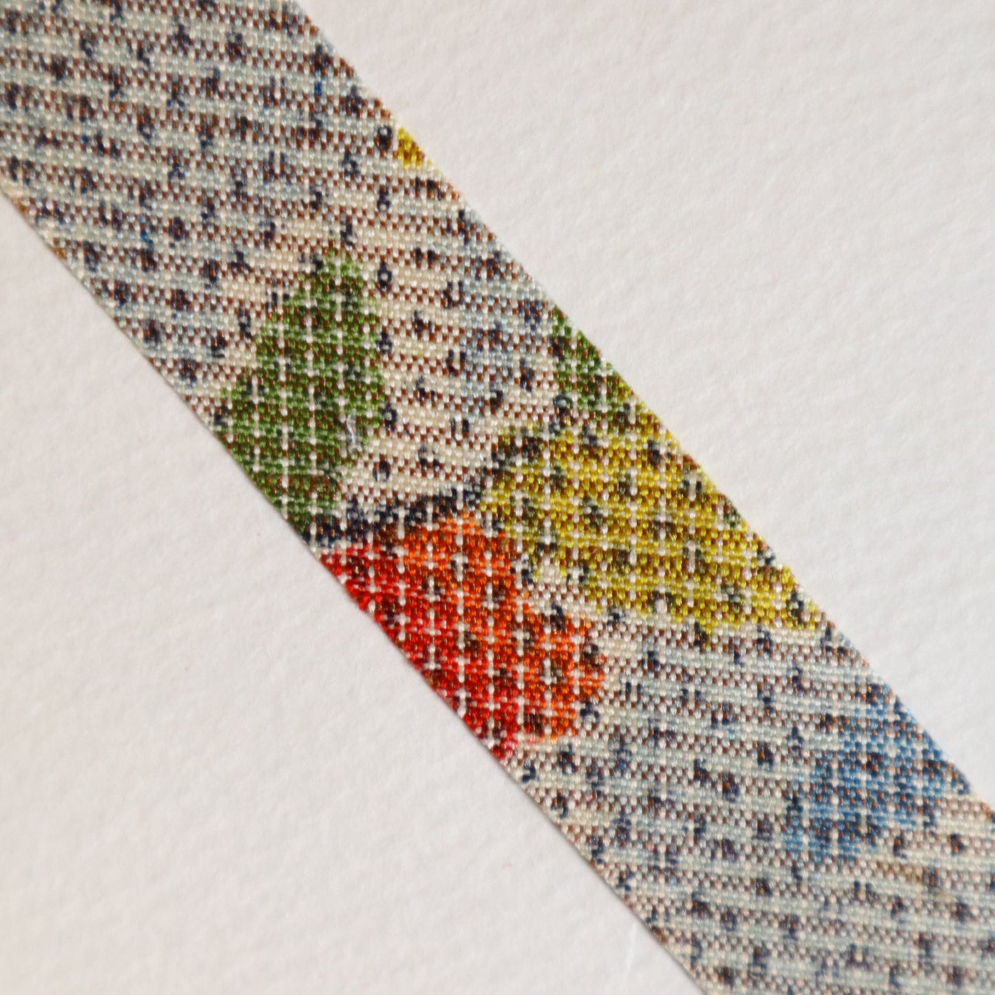 灰色に赤と青と黄色の花柄・紬（Y02509003）