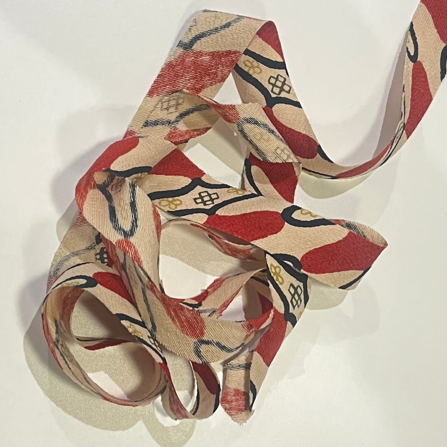 卵色に赤と黒の網目柄・縮緬(Y02508003）